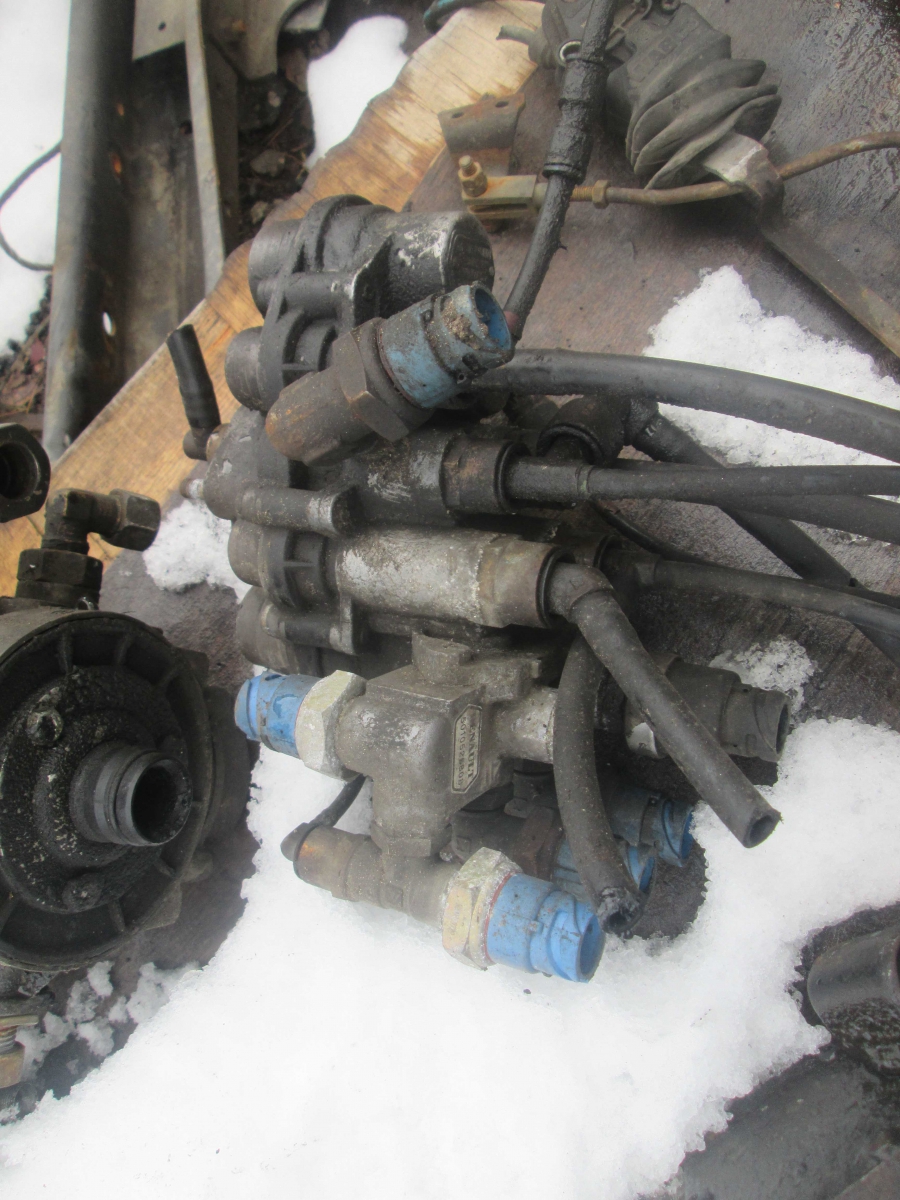 22235 5010525808 кран 4х контурный Renault Magnum Рено Магнум AE440