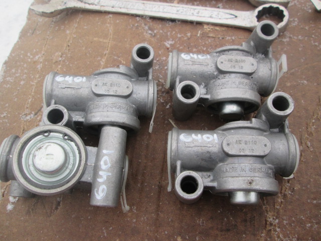 26401 Кран запорный пневмосистемы knorr AE2110 4520021320 MB RVI BPW