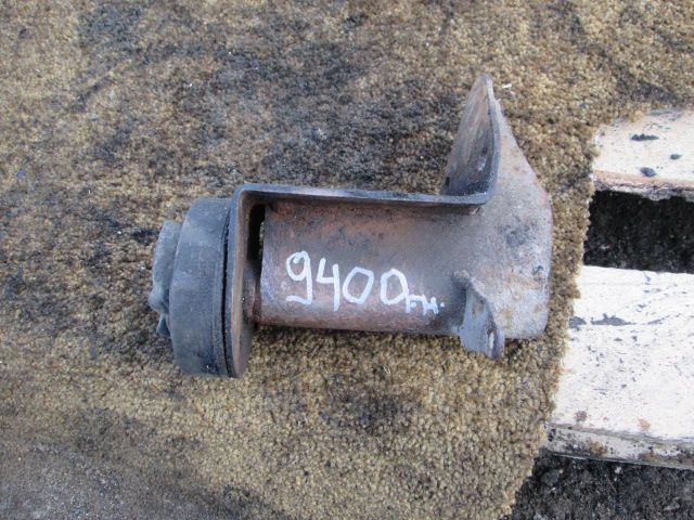 кронштейн радиатора нижний вольво 1676327 левый FH12 D12A