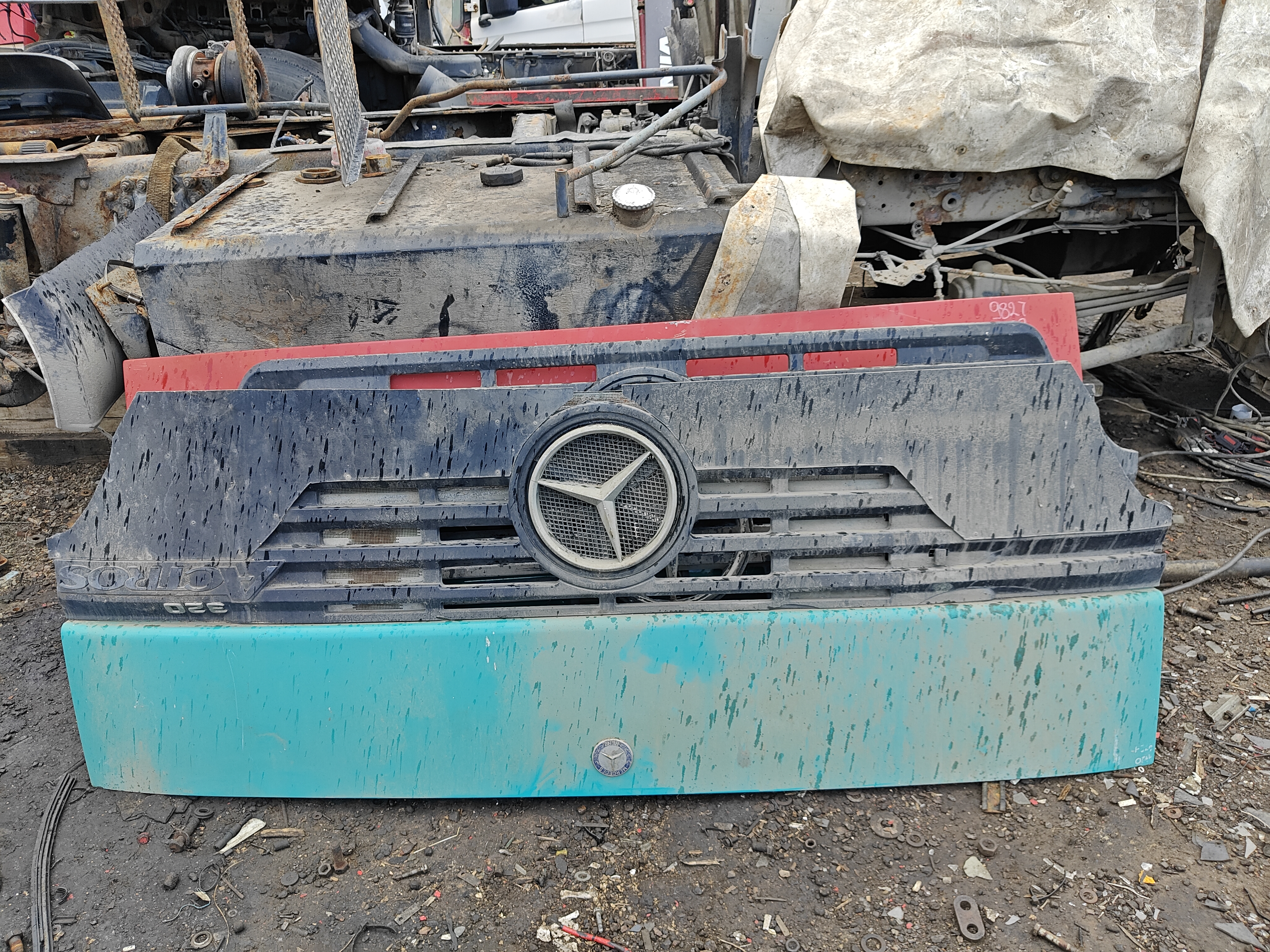 24720 капот решётка радиатора мерседес merсedes actros MP1 9417511018 9417511218 9417500009