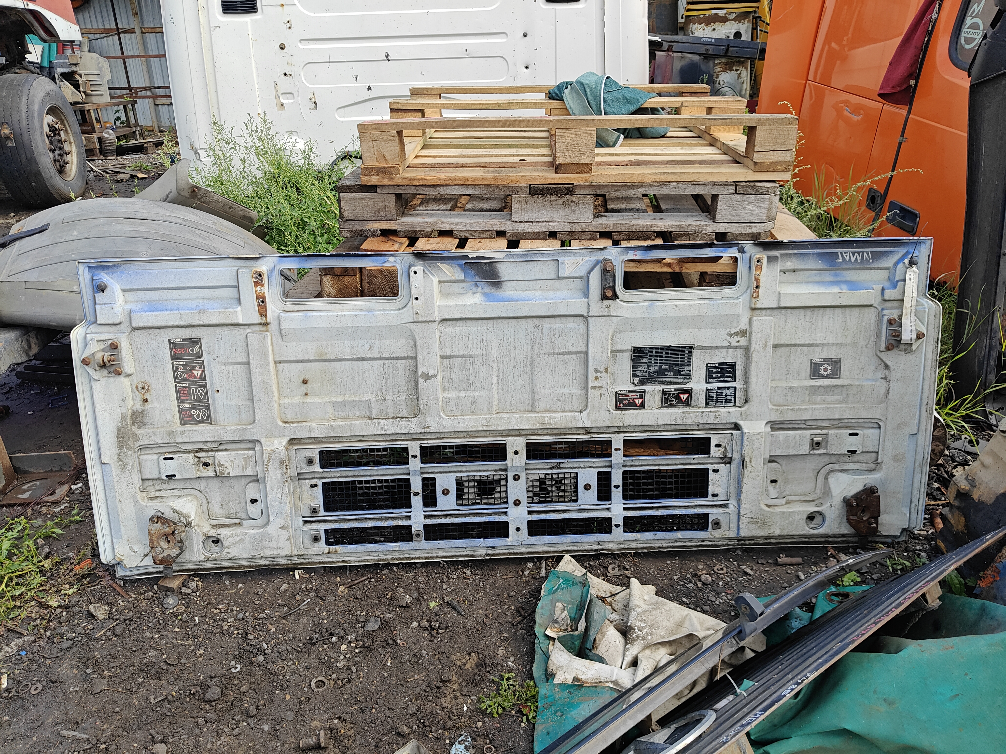 24703 капот решётка радиатора Ивеко евротех 8143899 8143892 8143891