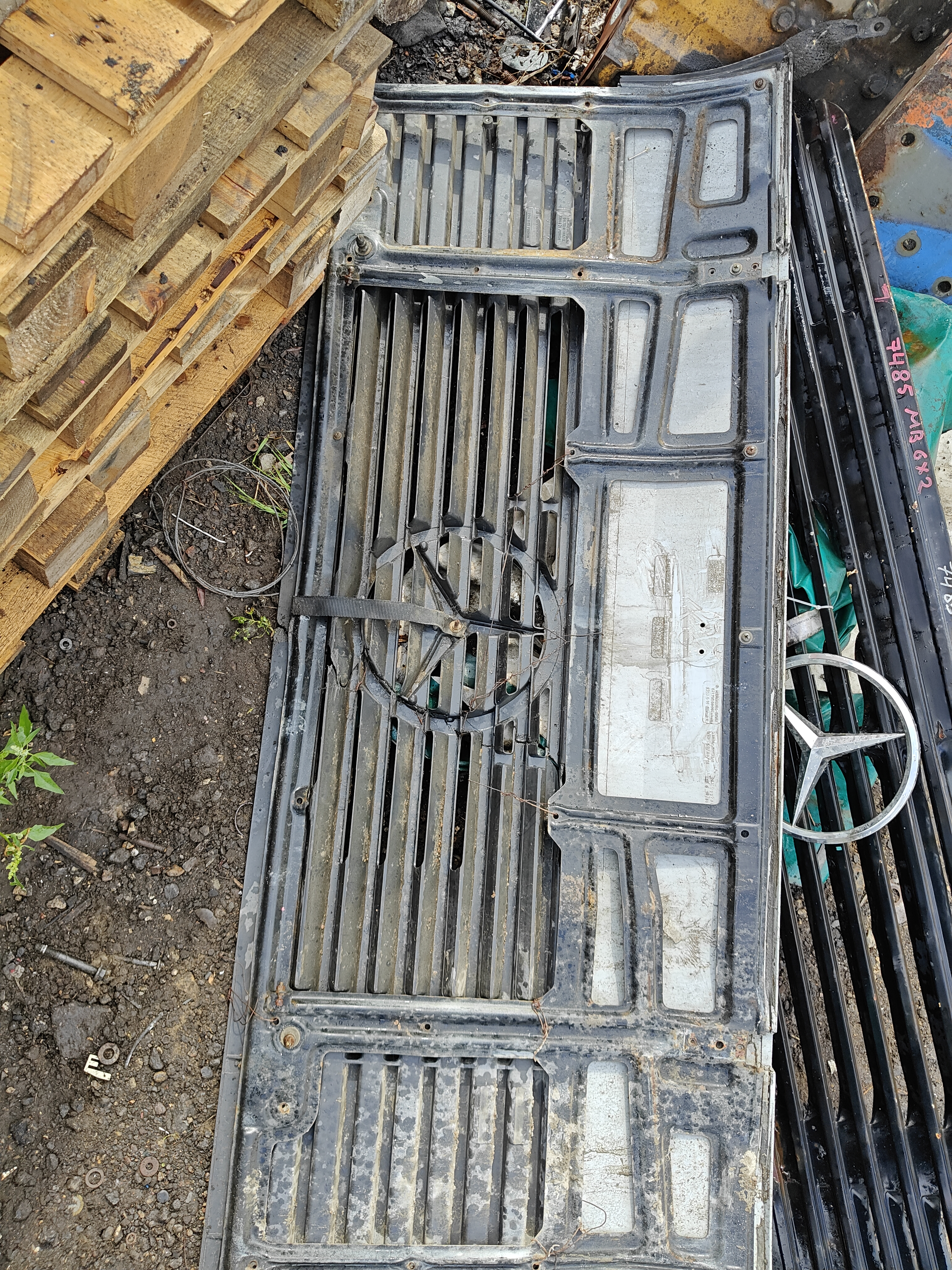 Капот с решеткой Mercedes MK 1222 1983 615.028 OM441LA 441.960 A6417500009