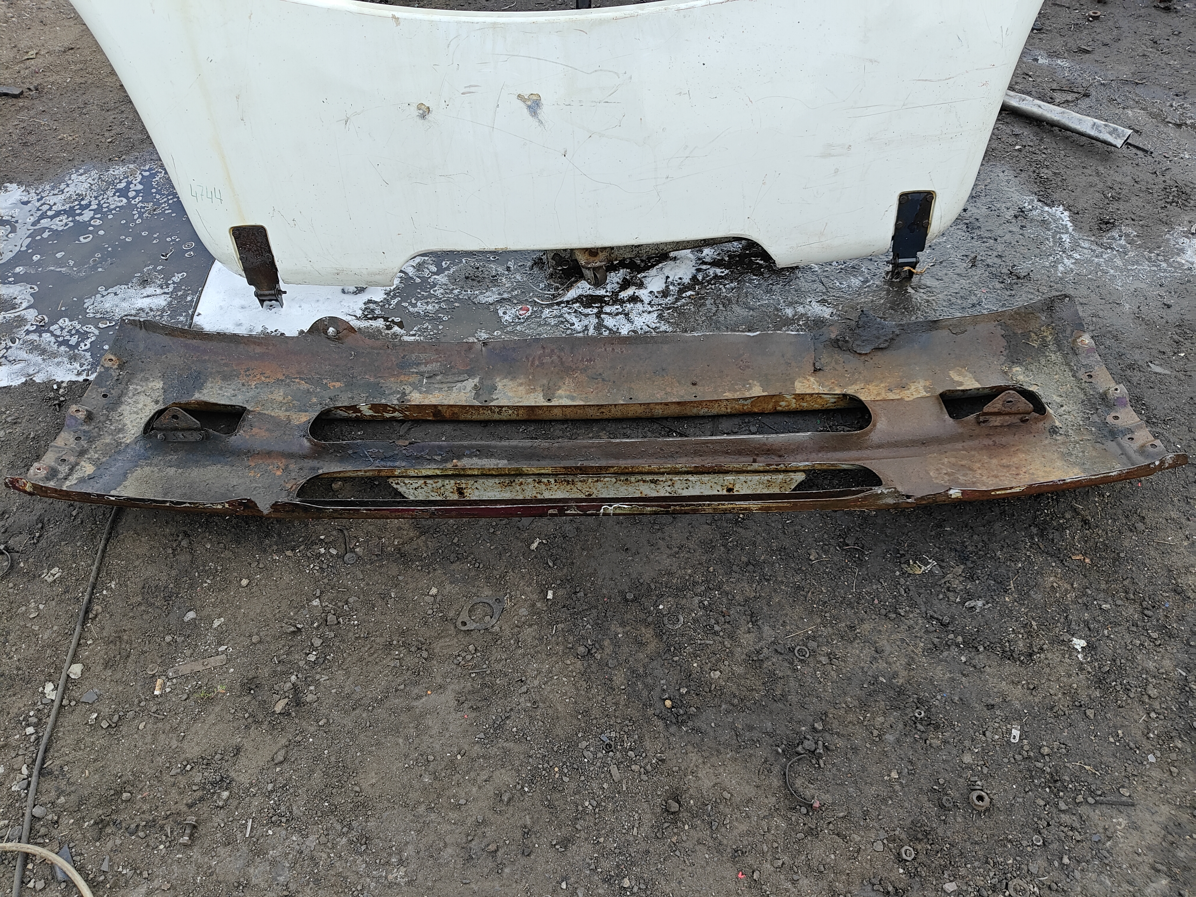 Бампер железный фредлайнер аргоси