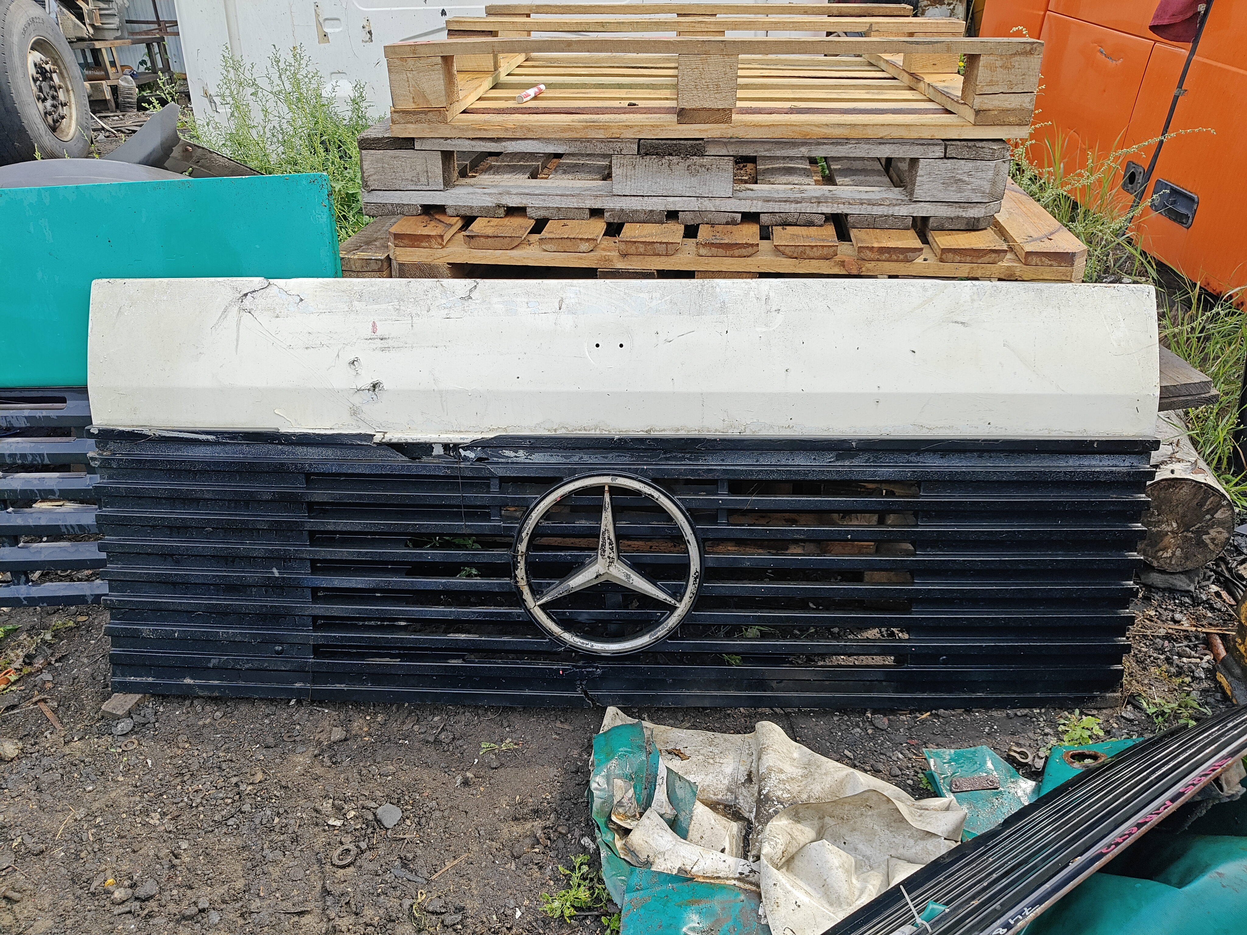 Капот с решеткой Mercedes MK 1222 1983 615.028 OM441LA 441.960 A6417500009