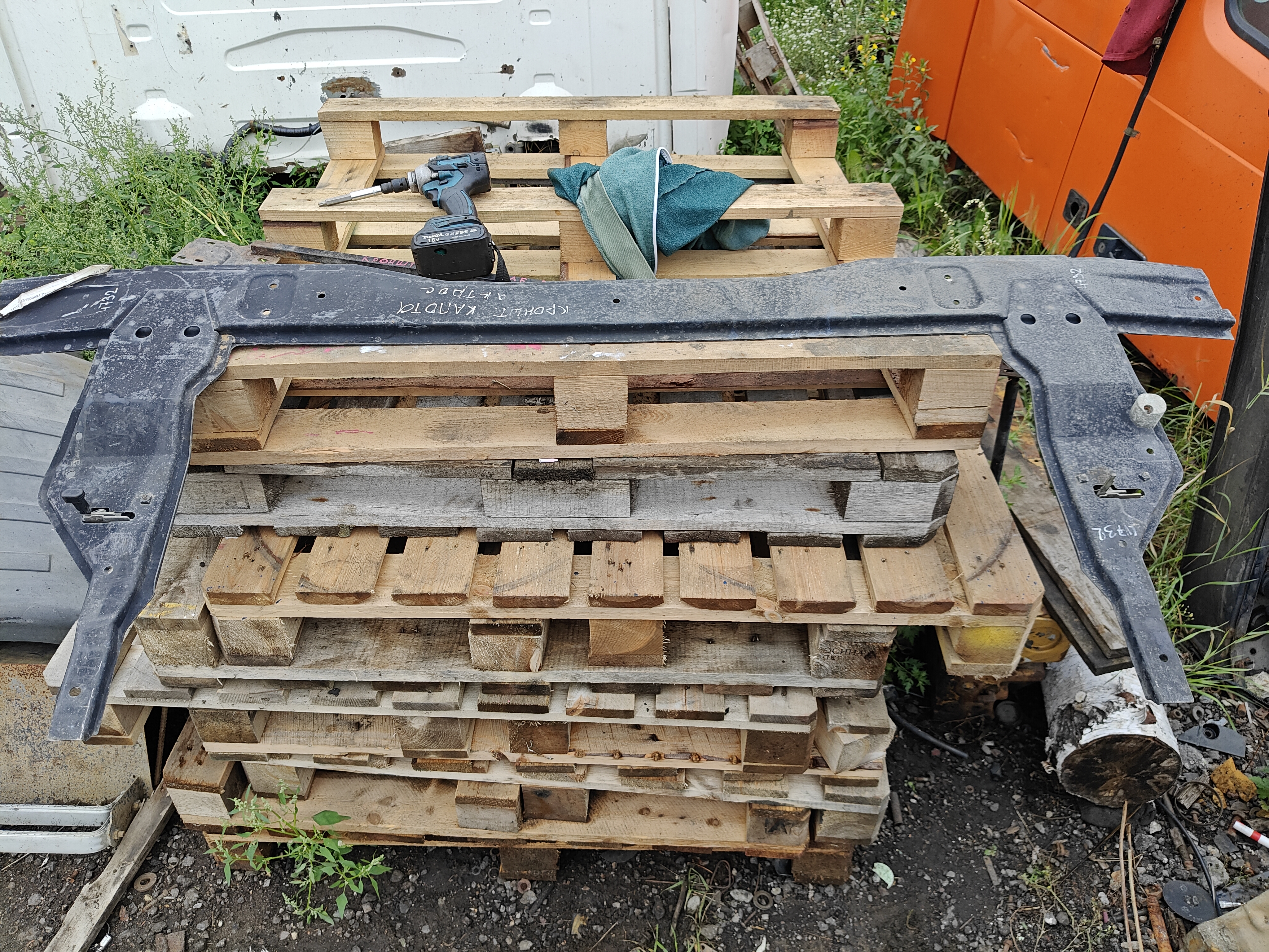 24732 9437500084 Рамка капота замок Mercedes Actros Мерседес