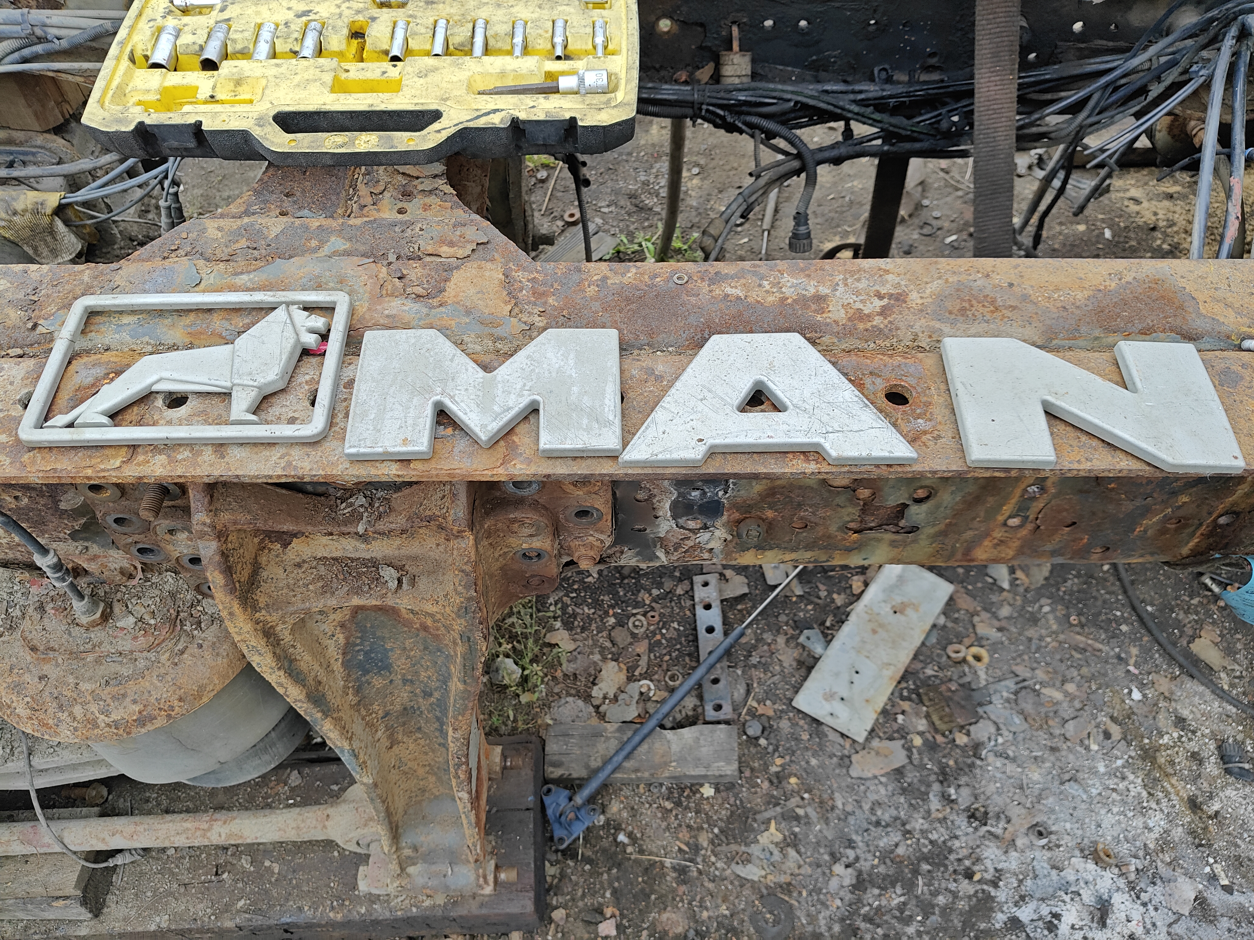 Эмблема капота ман