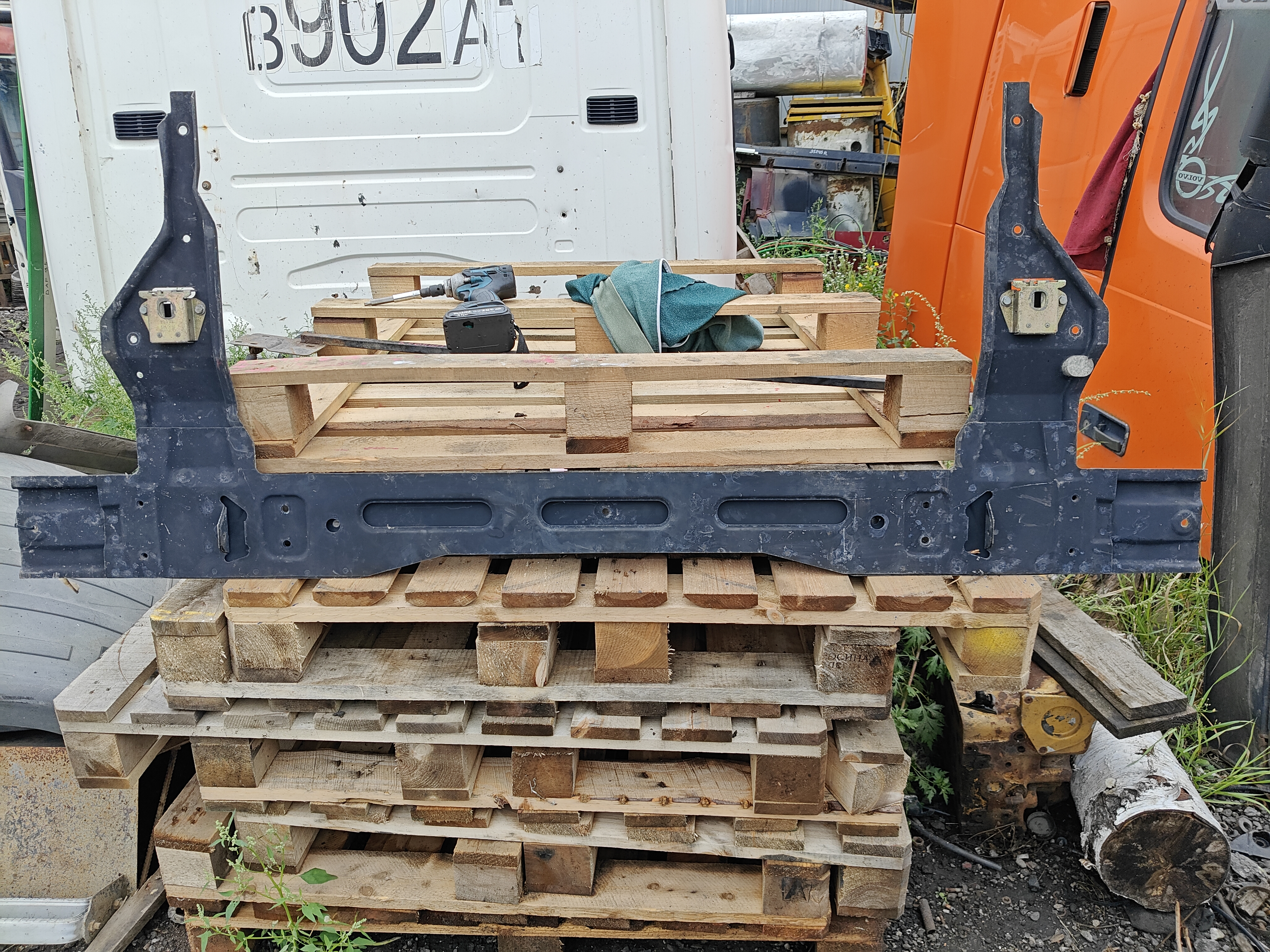 24732 9437500084 Рамка капота замок Mercedes Actros Мерседес