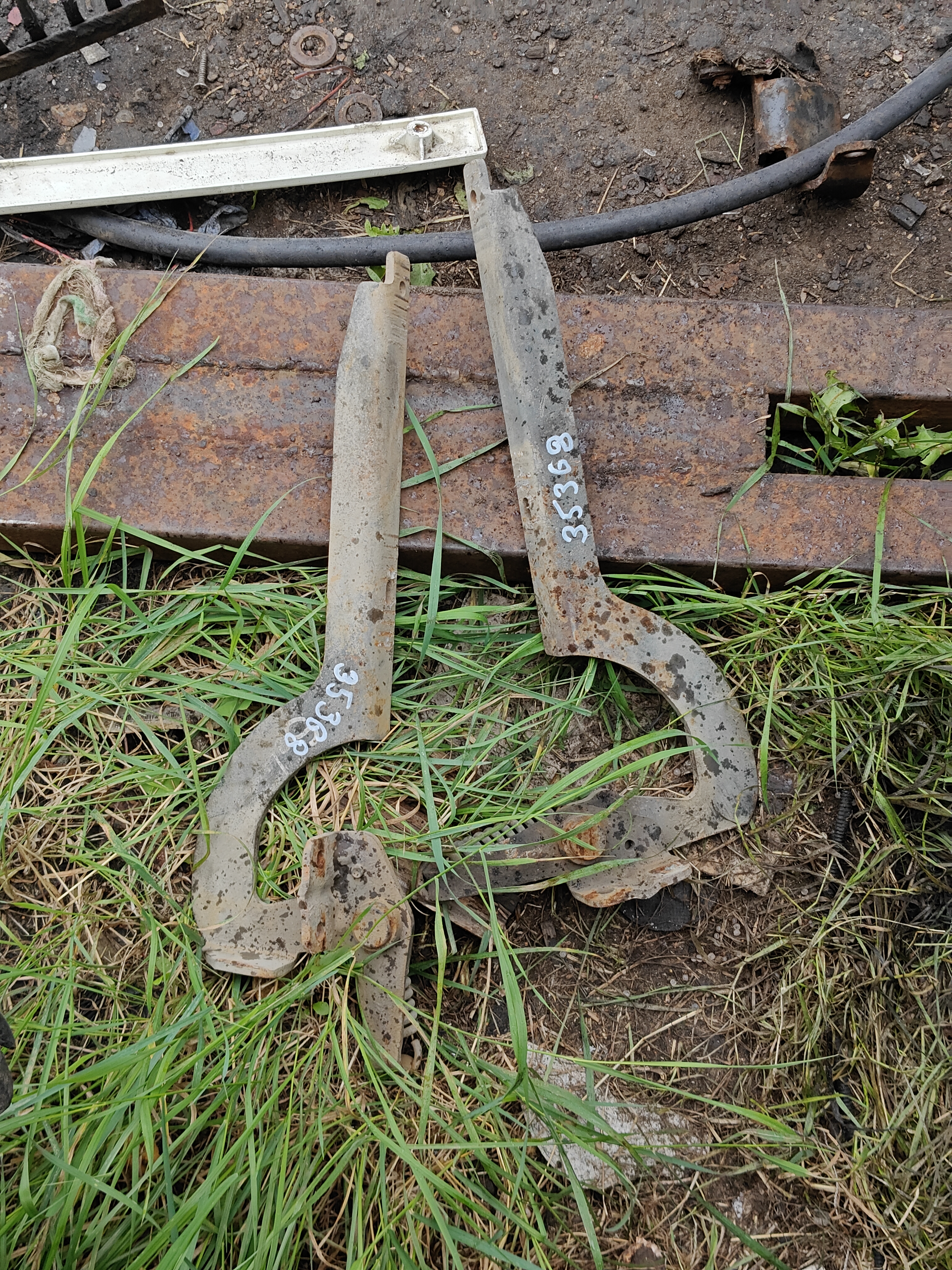 Кронштейн капота Скания 4 серия пара левый, правый 1381479 петля капота