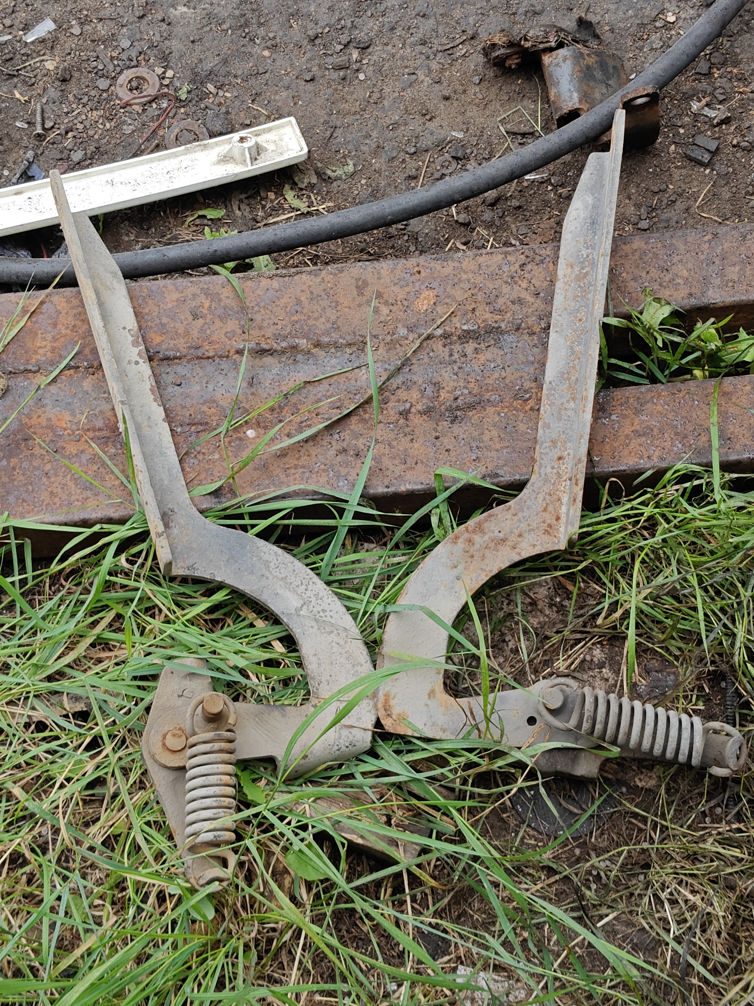 Кронштейн капота Скания 4 серия пара левый, правый 1381479 петля капота