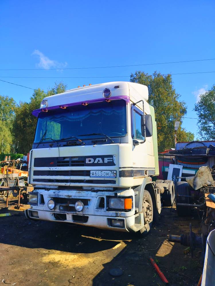 На разборку поступил DAF 95 ATI 1995 года. Заехал сам, проблема с блоком двигателя, дырявый. Модель двигателя WS 364 л.с. КПП ZF 16s151 вылетает 3/7 передача