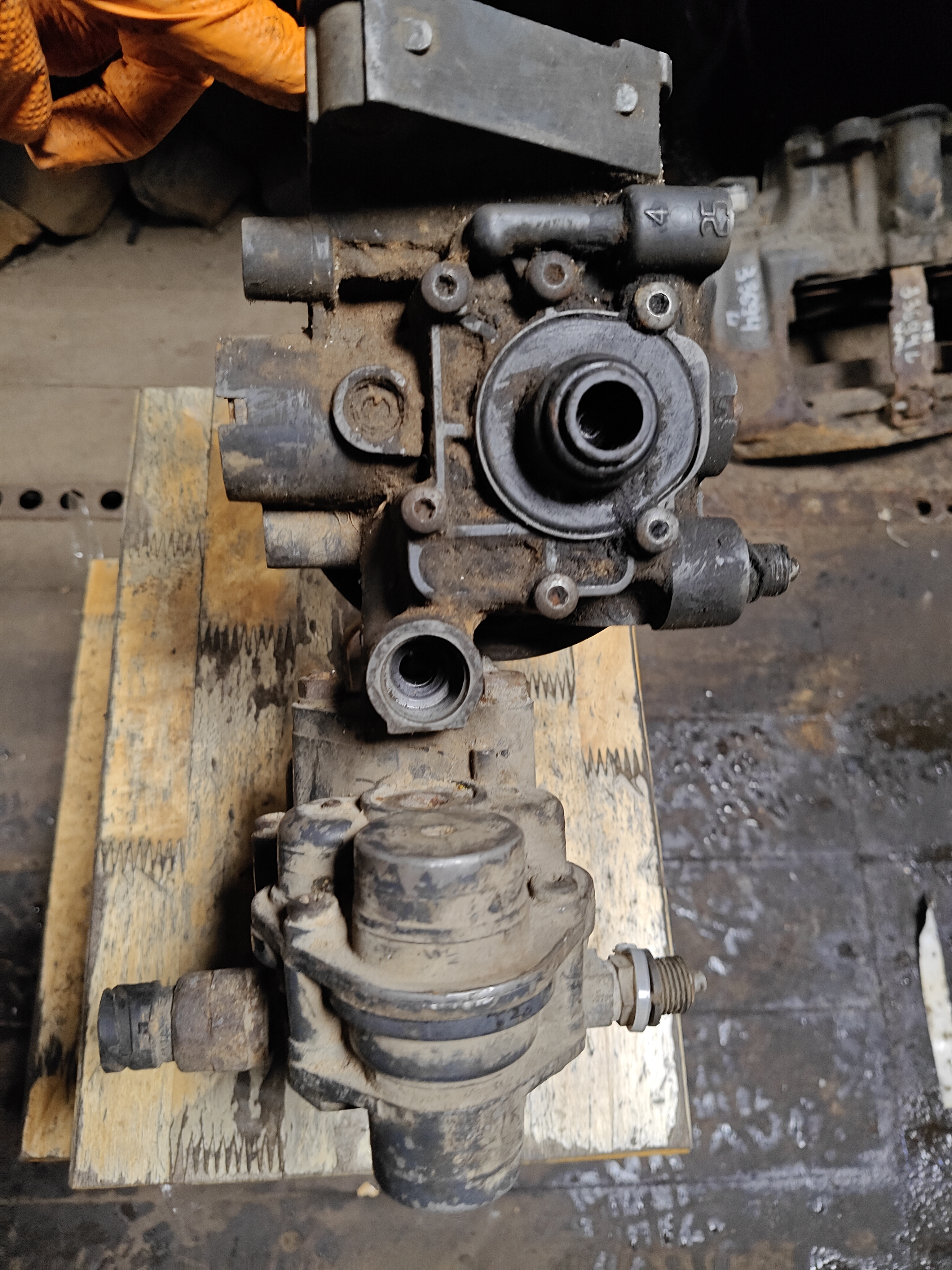 Осушитель воздуха в сборе с 4-х контурным краном Ман тга MAN TGA