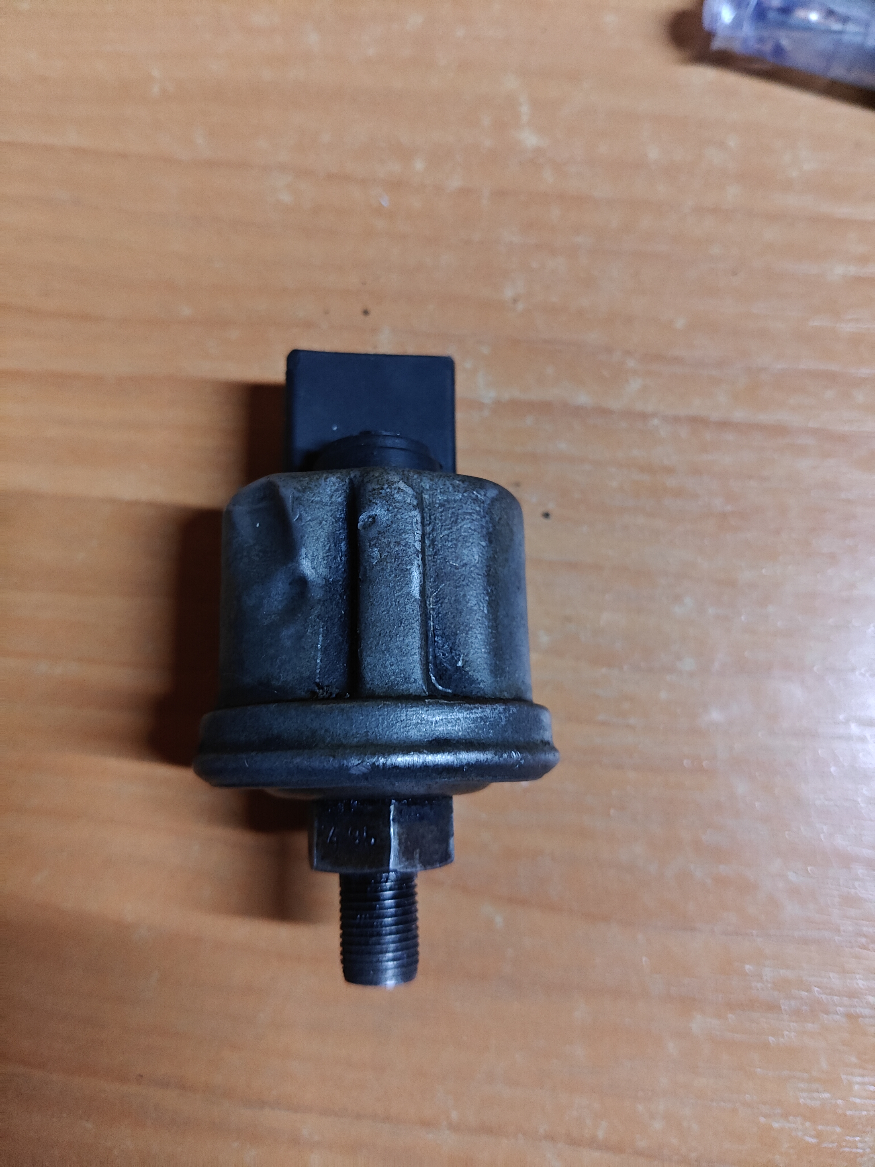 датчик давления масла/воздуха вольво ф12 1594236 3987498 Volvo F12/F10/F16