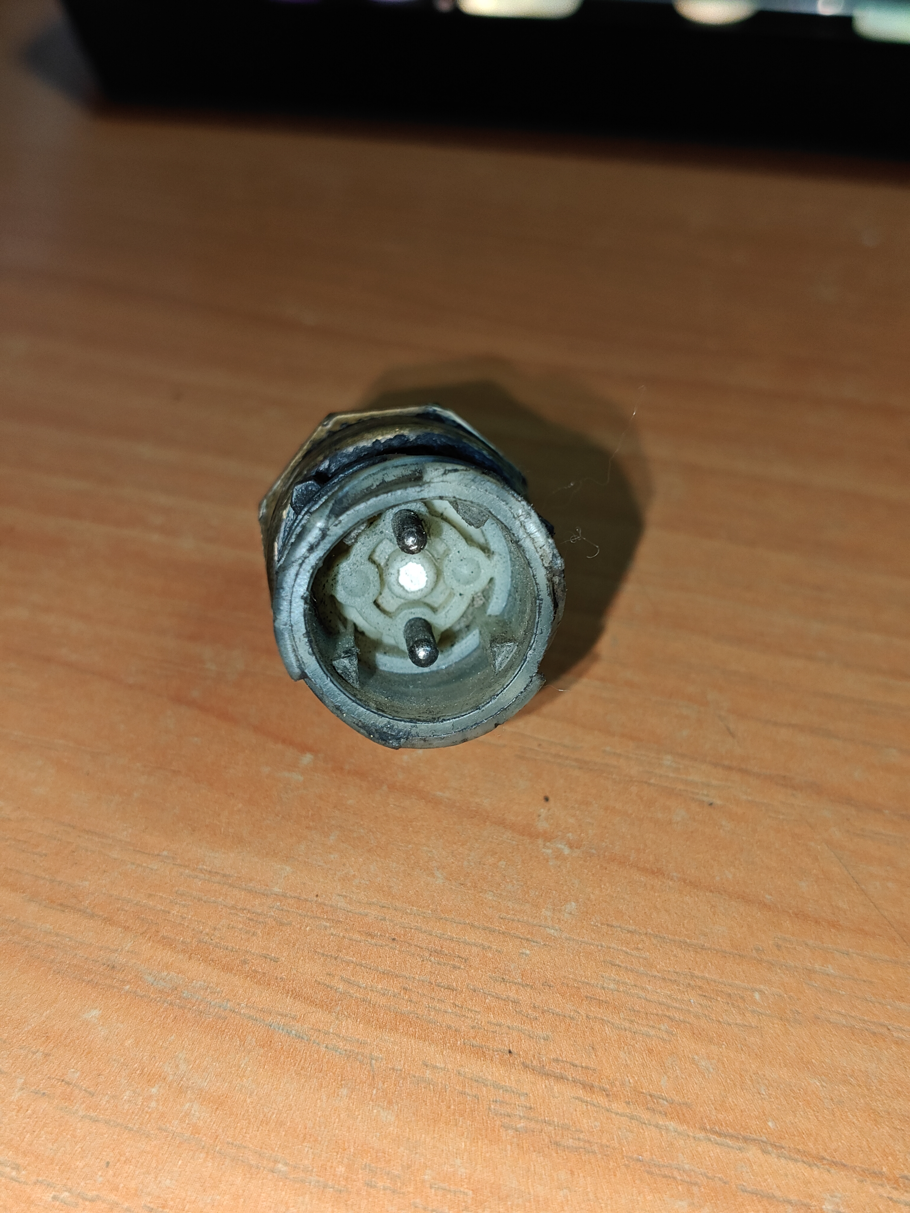 Датчик заднего хода М18х1,5 кпп ZF 16S Sitrak, Мan, Daf, Ivесо, MAЗ, КaмAЗ, Renault 0501210058