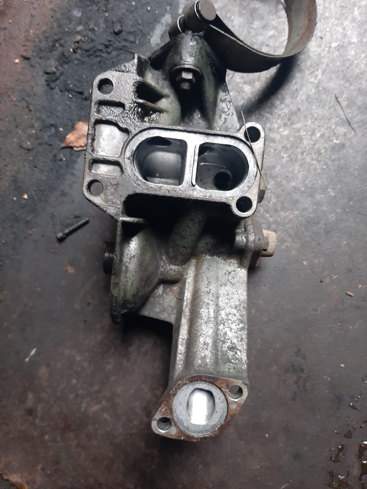 кронштейн масляного фильтра 470979 470981 470983 468612 VOLVO F12 вольво Ф12 TD121G