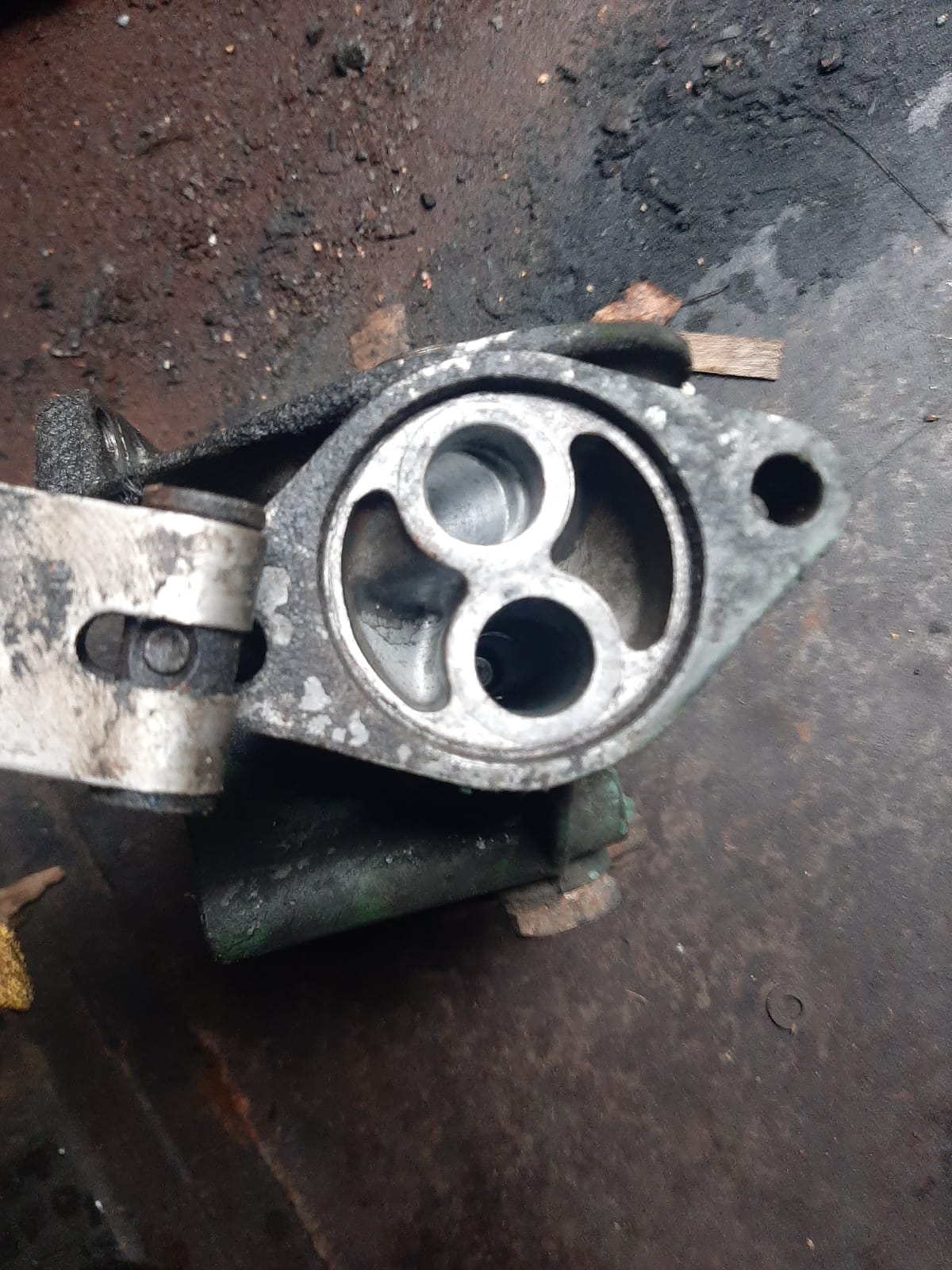 кронштейн масляного фильтра 470979 470981 470983 468612 VOLVO F12 вольво Ф12 TD121G