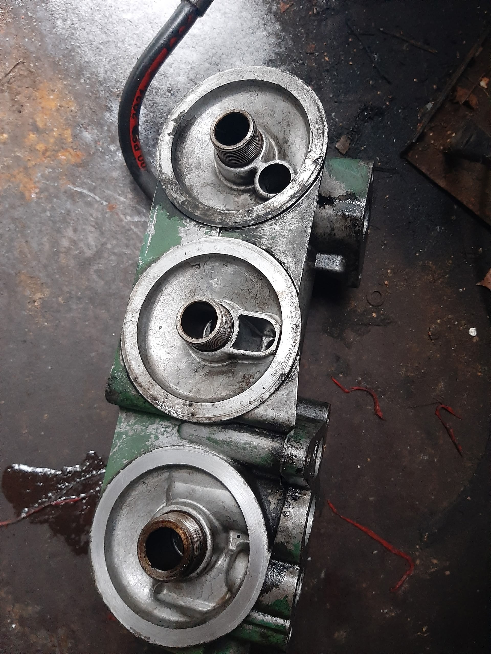 корпус масляного фильтра 8148806 1547551 1677684 3964733 Вольво FH12 D12A