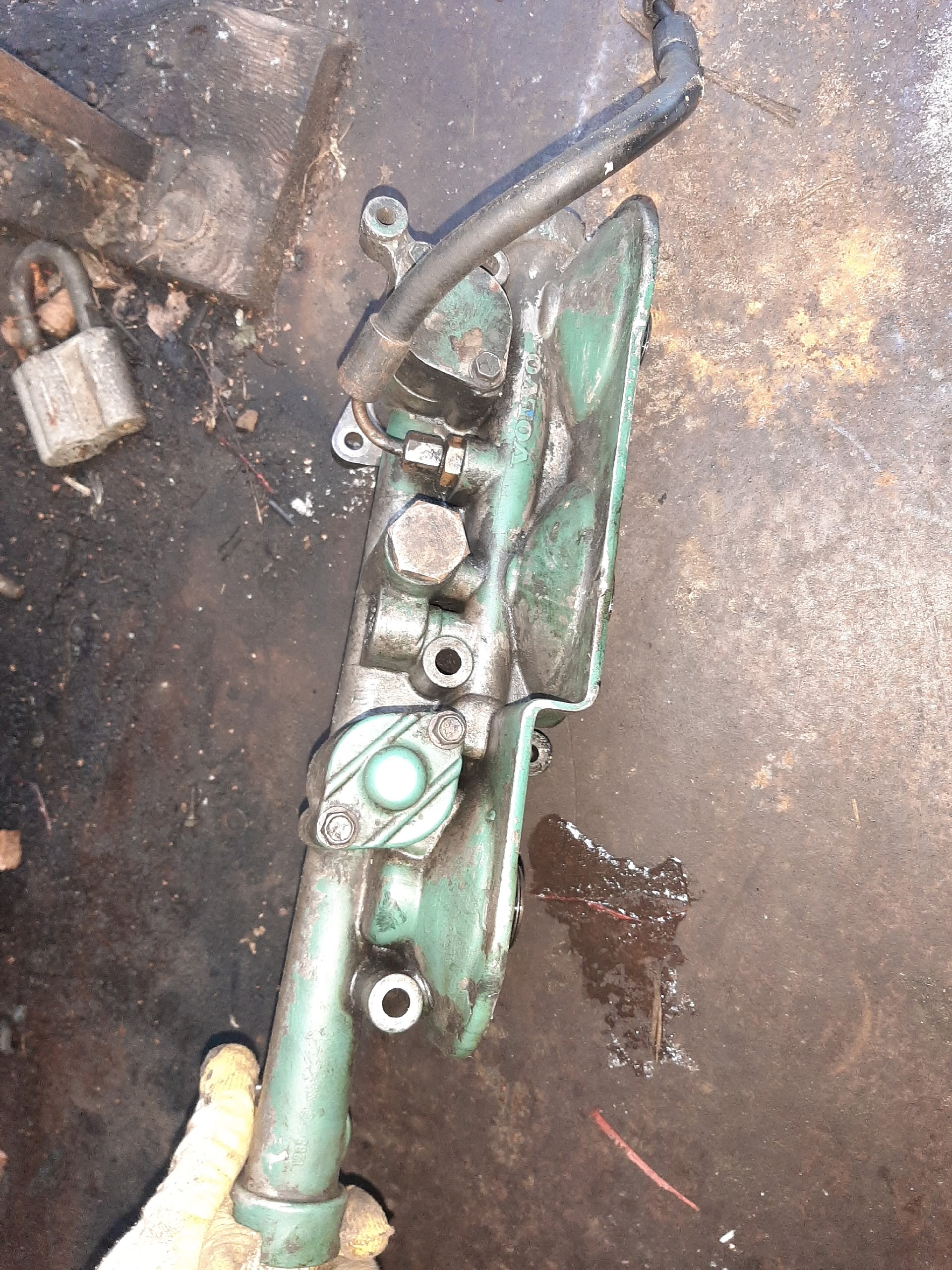 корпус масляного фильтра 8148806 1547551 1677684 3964733 Вольво FH12 D12A