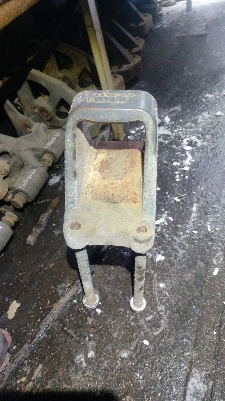 Кронштейн задней рессоры задний IVECO TRAKKER