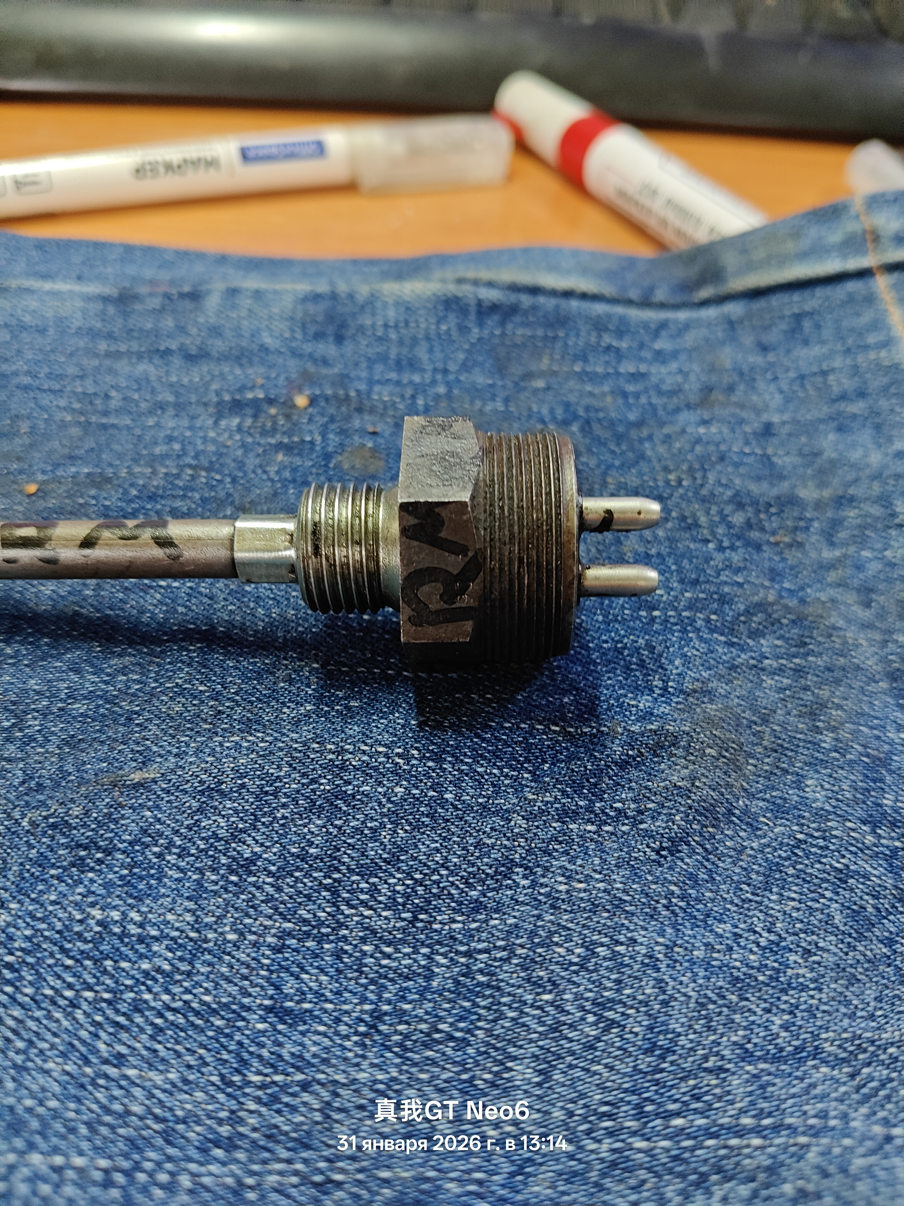 датчик уровня масла рно магнум RENAULT TRUCKS MAGNUM jaeger 70684500 401041