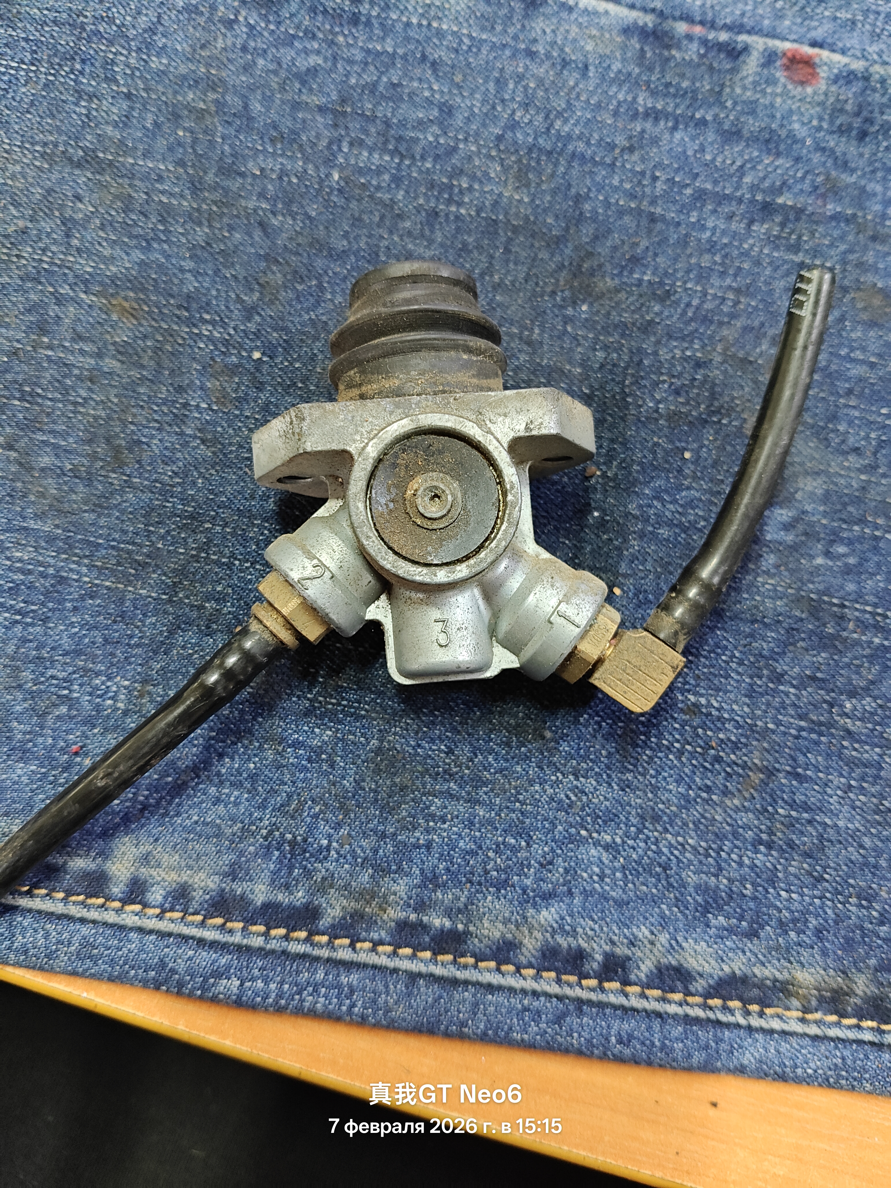 Клапан регулировки рулевой колонки ивеко ман тга мерседес 07011024 81.5218546303602406060 4630360240