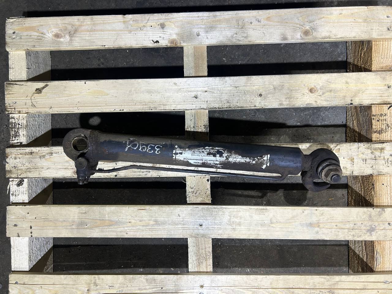 Цилиндр подъема кабины F2000 81417236099