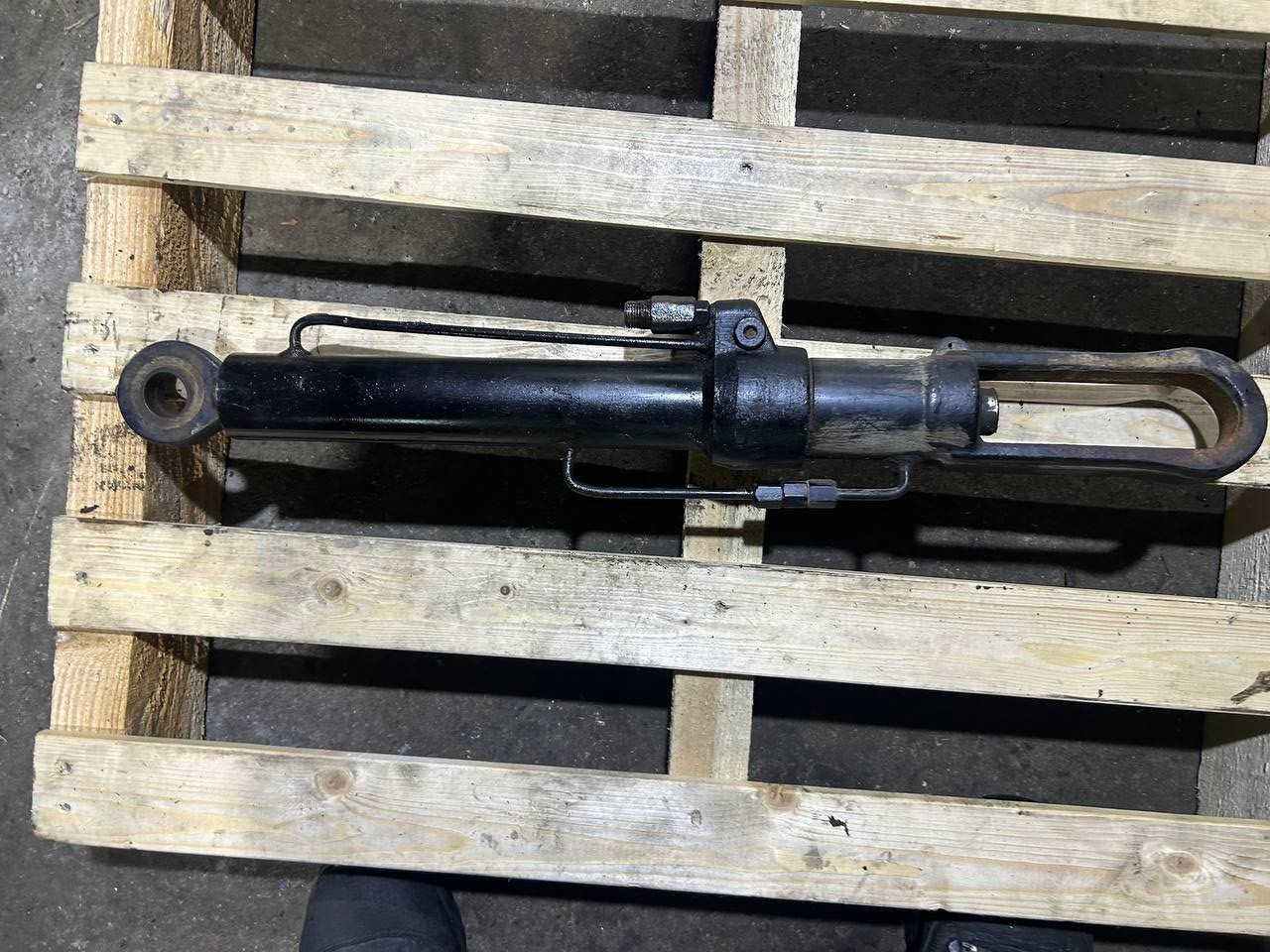 Цилиндр подъема кабины MAN F90 81417236058