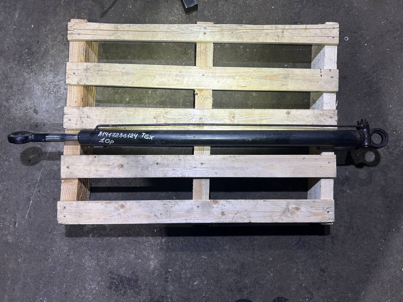 Цилиндр подъема кабины MAN TGA TGX TGS 81417236124