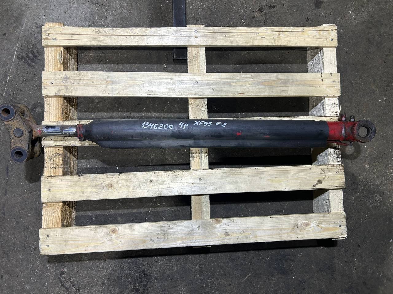 Цилиндр подъема кабины DAF XF95 E2 1346200