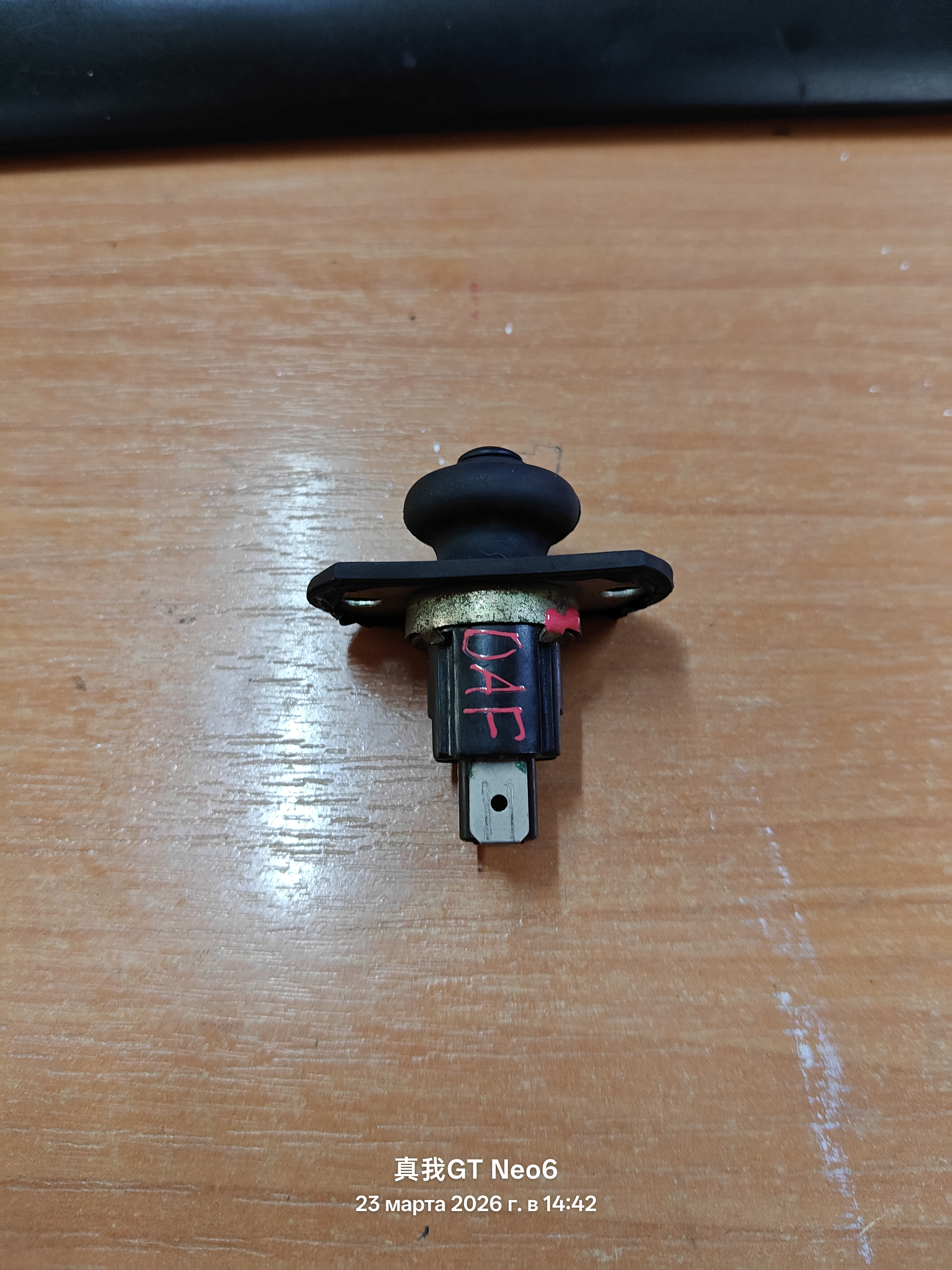 Выключатель концевой Hella DAF CF85,XF95,105 6ZF005686-067 1376244 5686-06