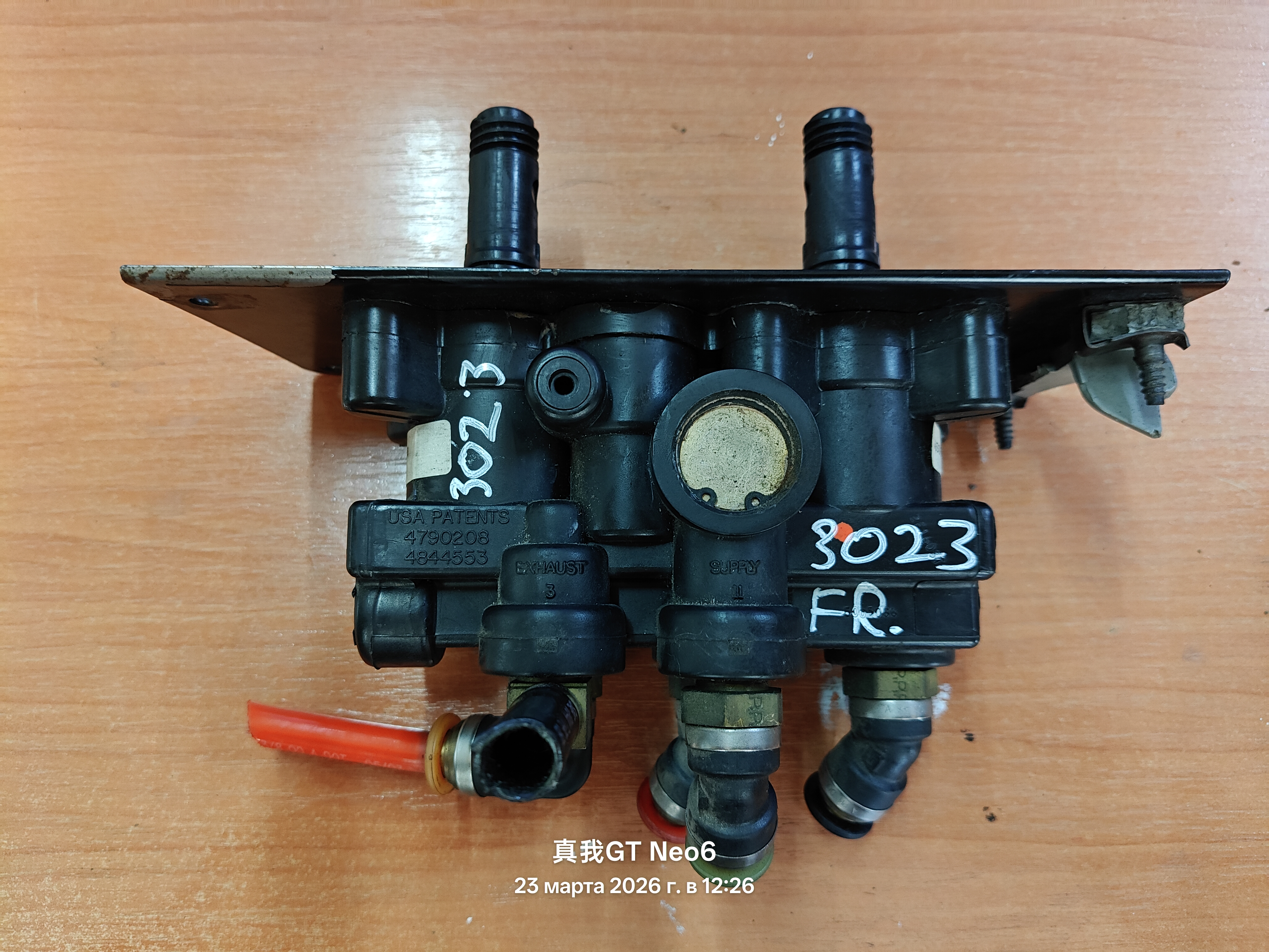 кран ручного или стояночного тормоза Freightliner Century  Volvo VNL