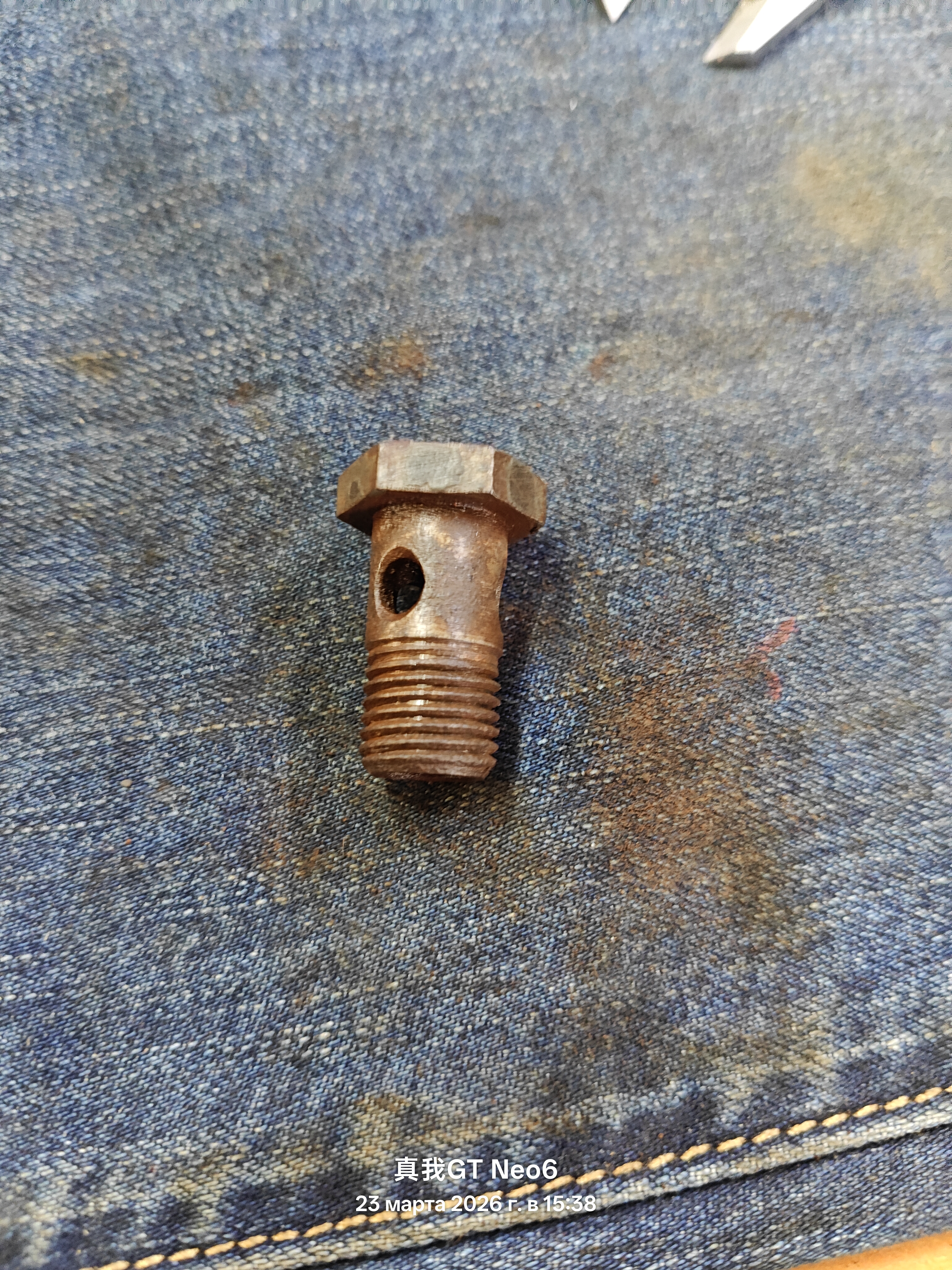 полый болт 3 отверстия внутренний диаметр-9мм наружный диаметр-14мм высота с шляпкой-31мм без шляпки-26мм