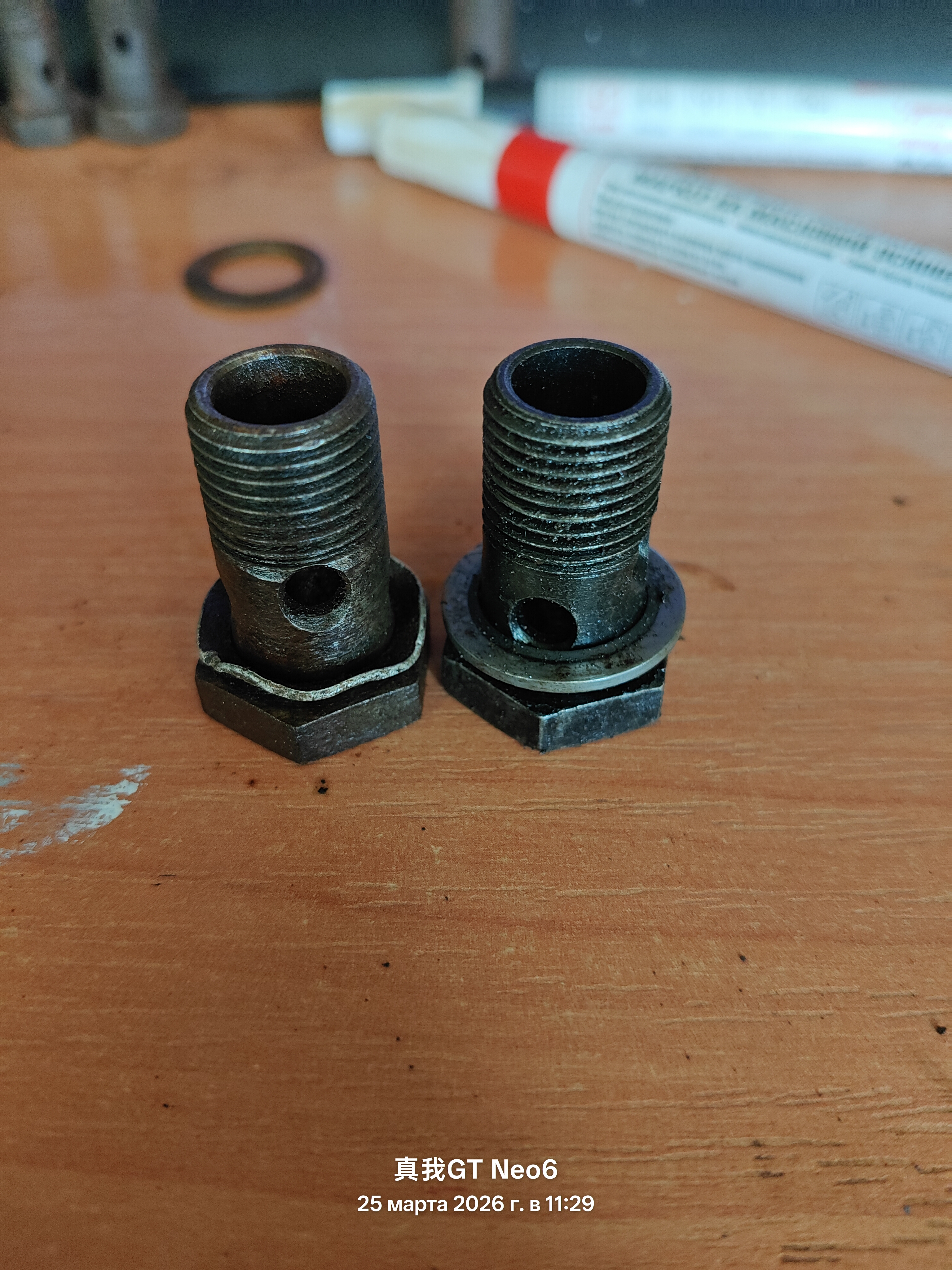 полый болт 4 отверстия внутренний диаметр-11мм наружный диаметр-16мм высота с шляпкой-34мм без шляпки-28мм шаг резьбы -1,5