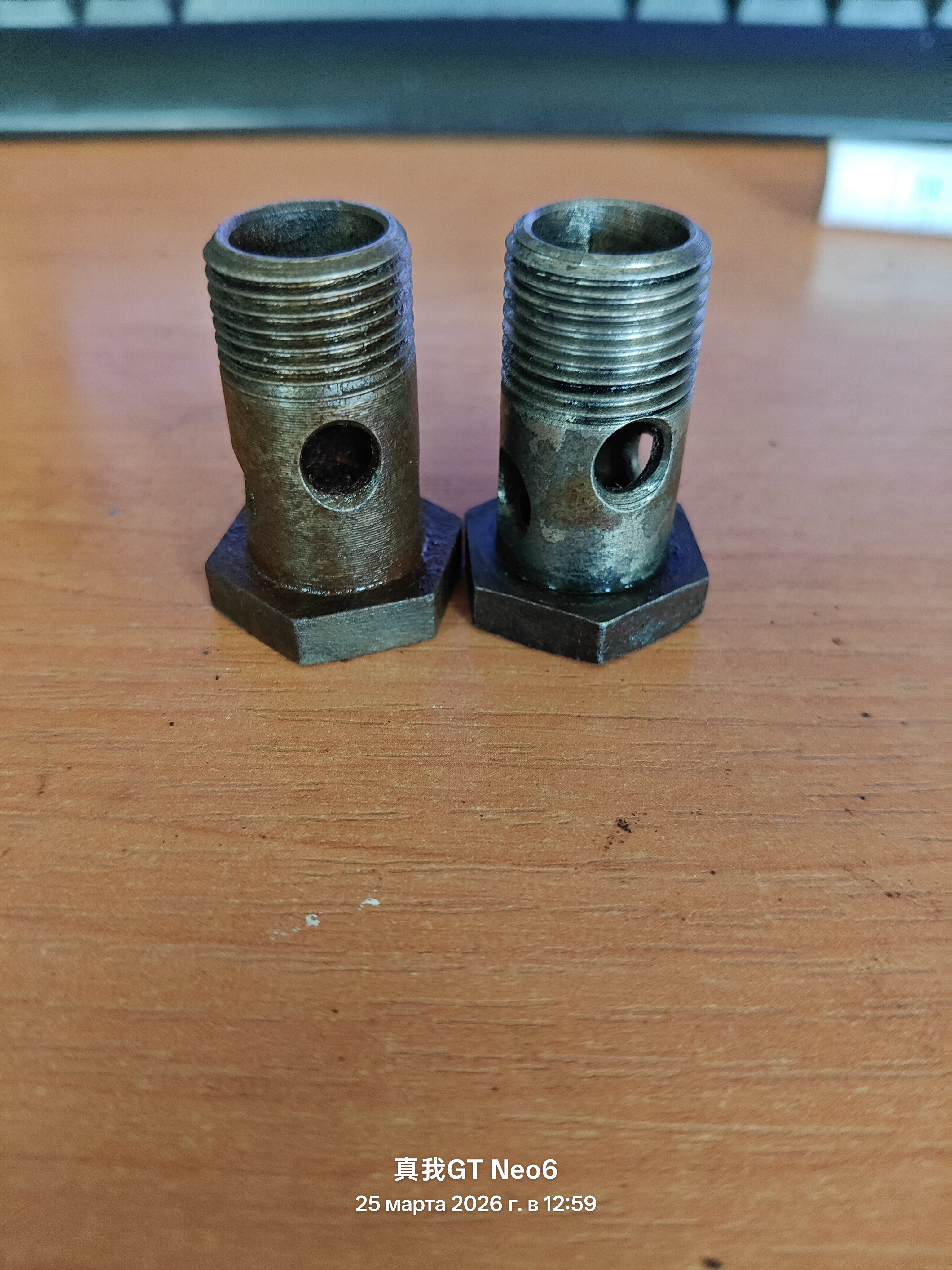 полый болт 4 отверстия внутренний диаметр-13мм наружный диаметр-18мм высота с шляпкой-38мм без шляпки-32мм шаг резьбы-1,5