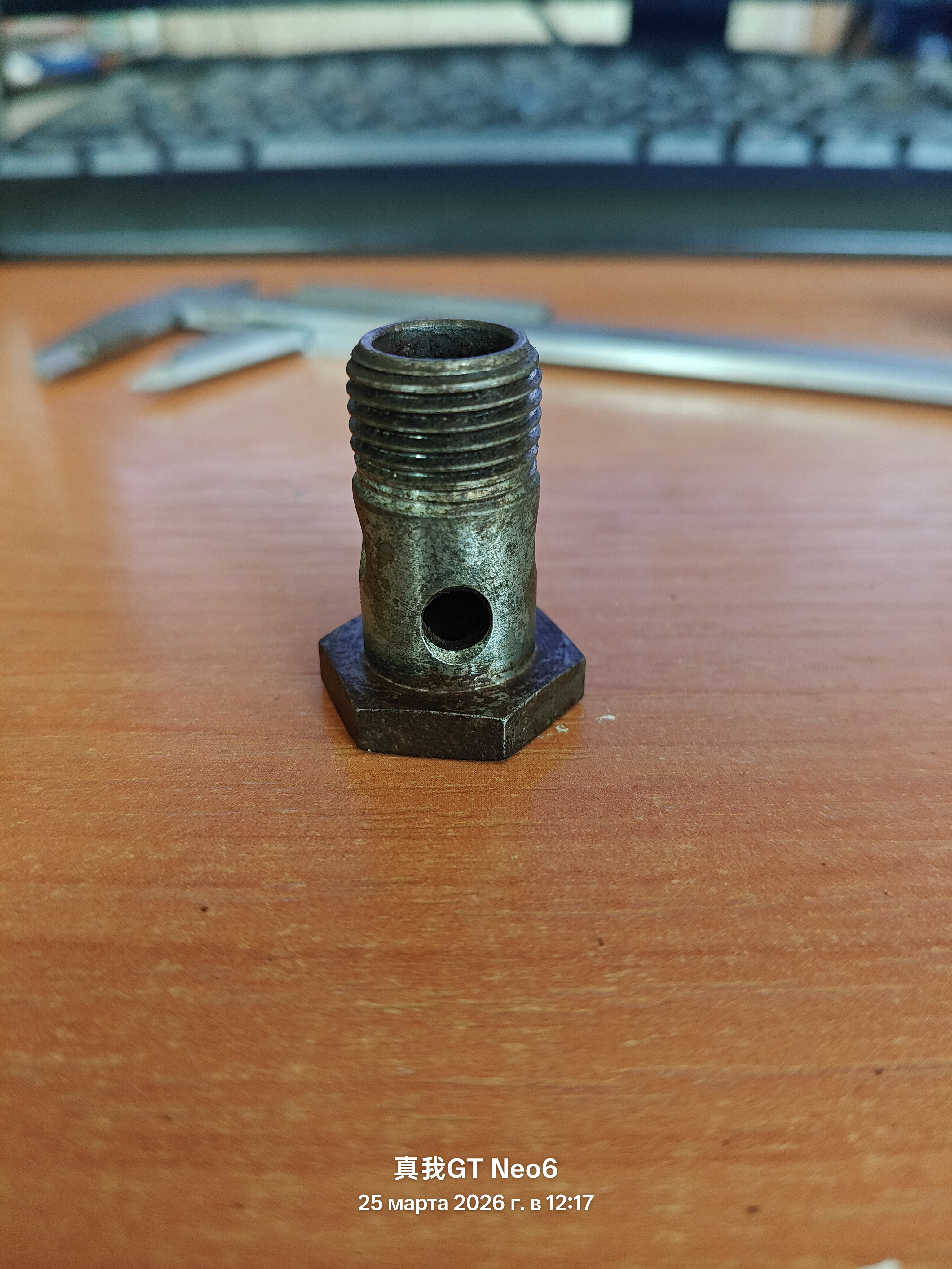 полый болт 4 отверстия внутренний диаметр-11мм наружный диаметр-16мм высота с шляпкой-33мм без шляпки-29мм шаг резьбы-1,5