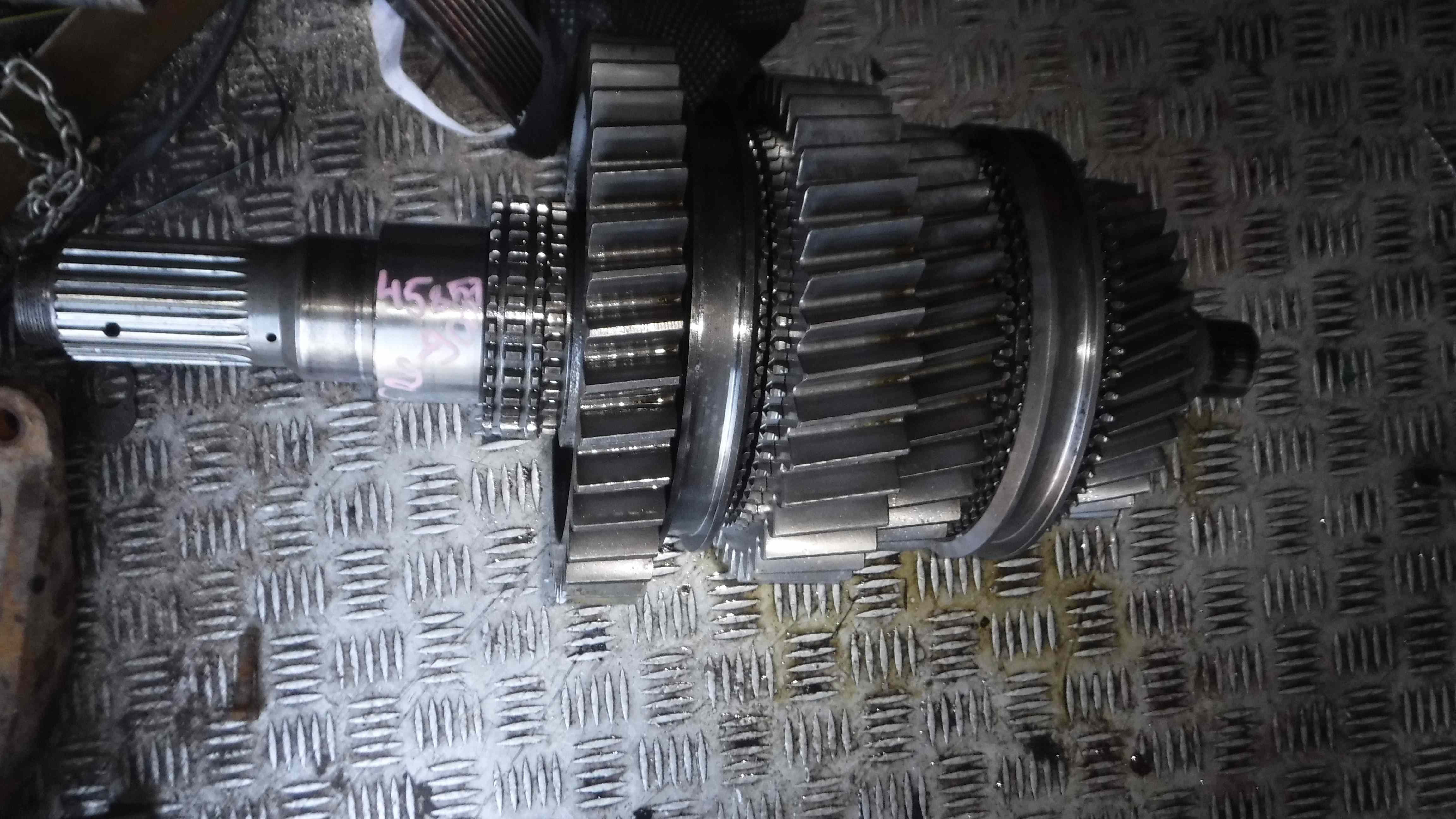 45853 Вал вторичный Игольчатый подшипник  378628 Шестерня вторичного вала 1367794 1116461 Конус синхронизатора 1116477  Кольцо синхронизатора 1756447 Втулка 1529939 Ведущий элемент 1405981 Конус 1116475  Подшипник 1548056  GRS900 КПП SCANIA