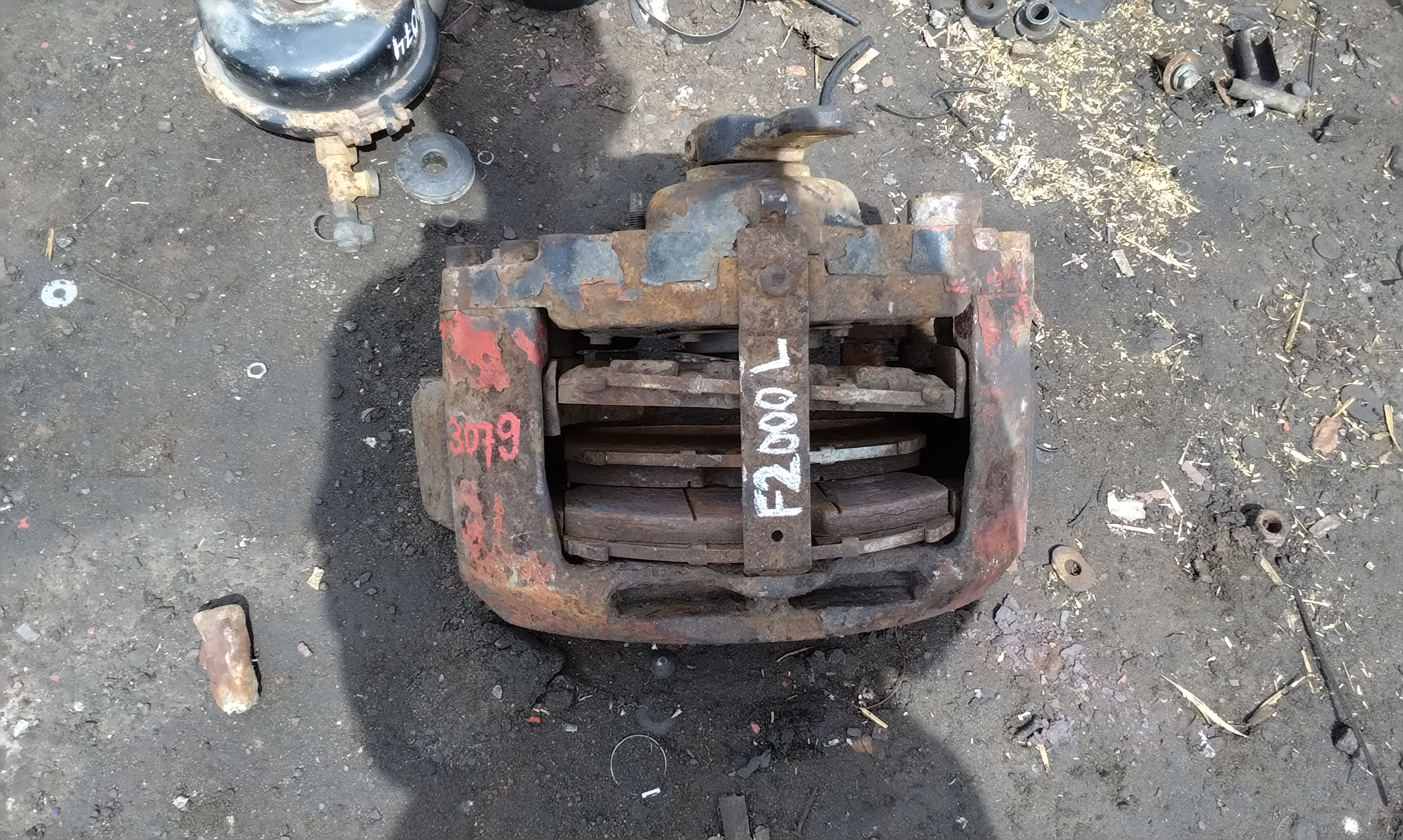 Суппорт передний однорожковый меритрор левый Ман MAN F2000 81508046063