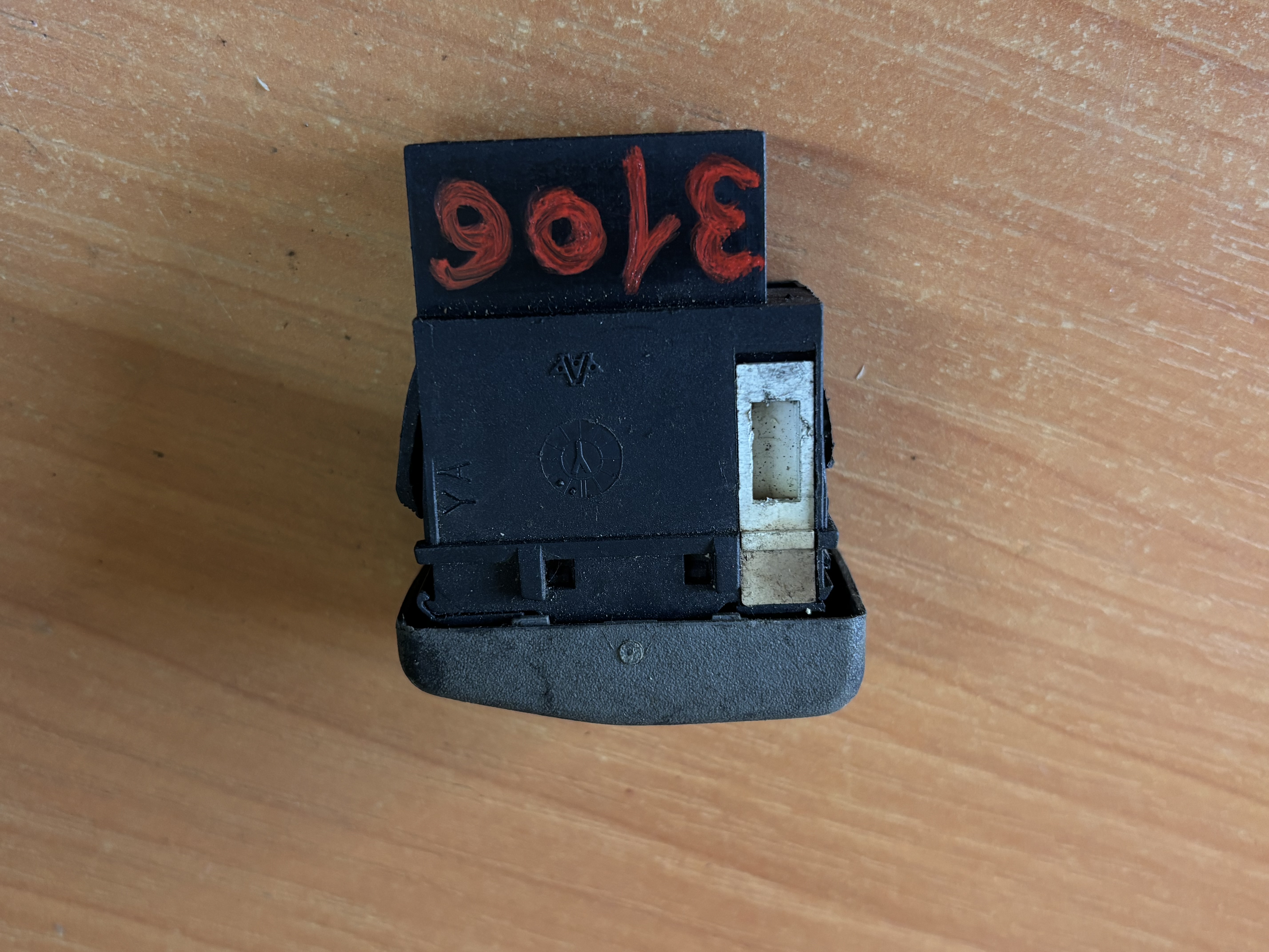 Кнопка противотуманок Ивеко Iveco Eurostar 4854432