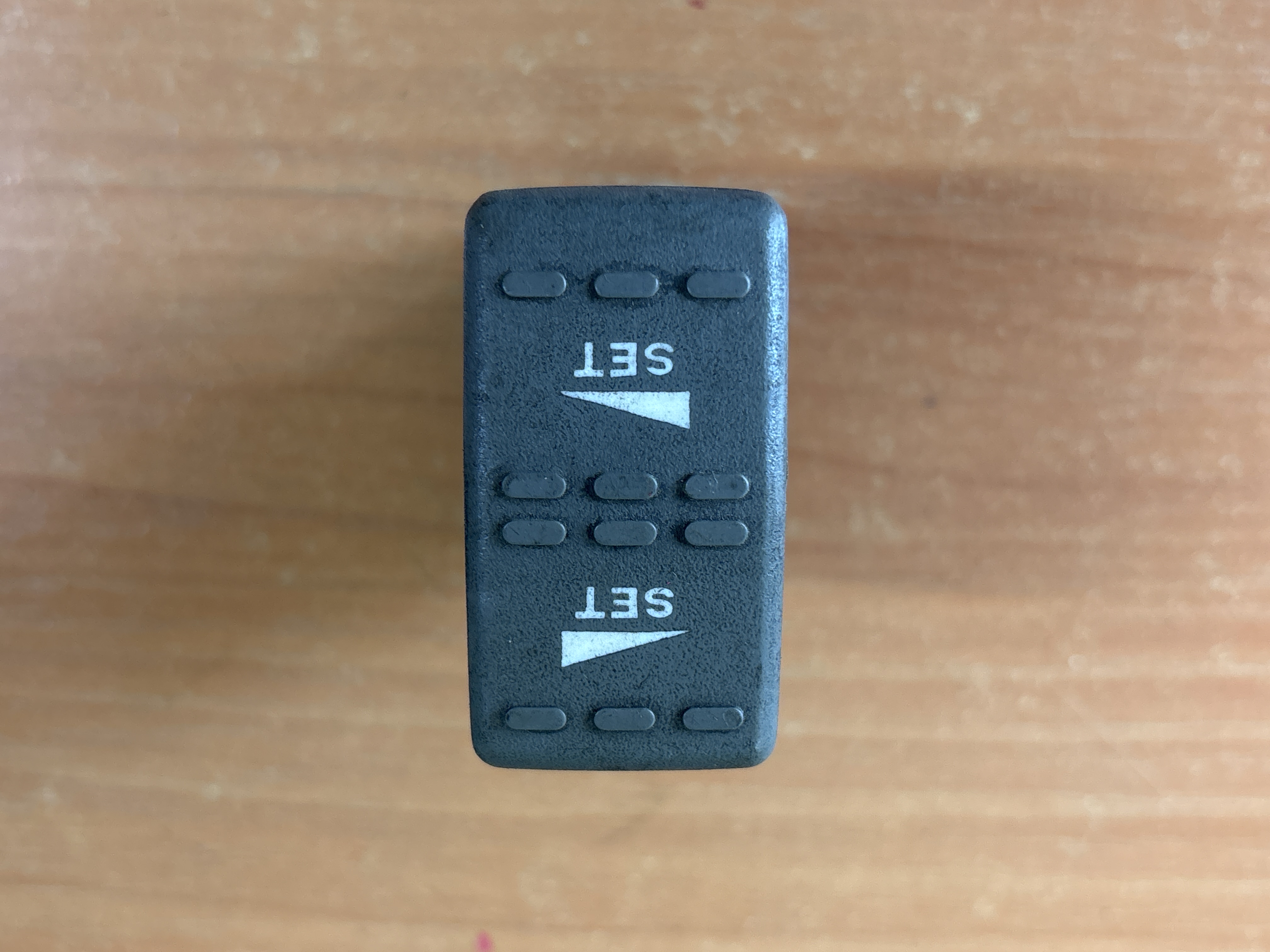 Кнопка многофункциональная Кнопка калибровки шин Ивеко Iveco EuroStar EuroTech 98425248