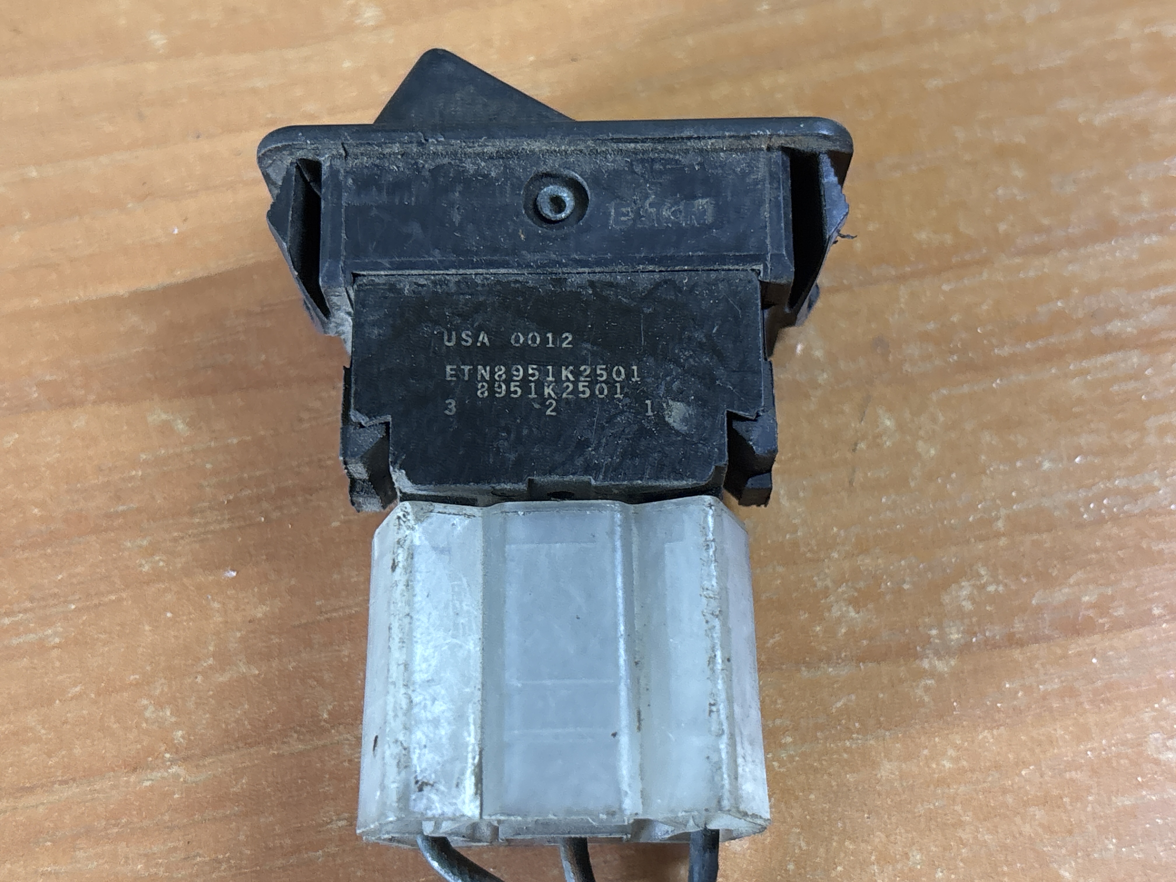 Кнопка системы ABC Фредлайнер Freightliner Columbia 8951K2501 ETN8951K2501