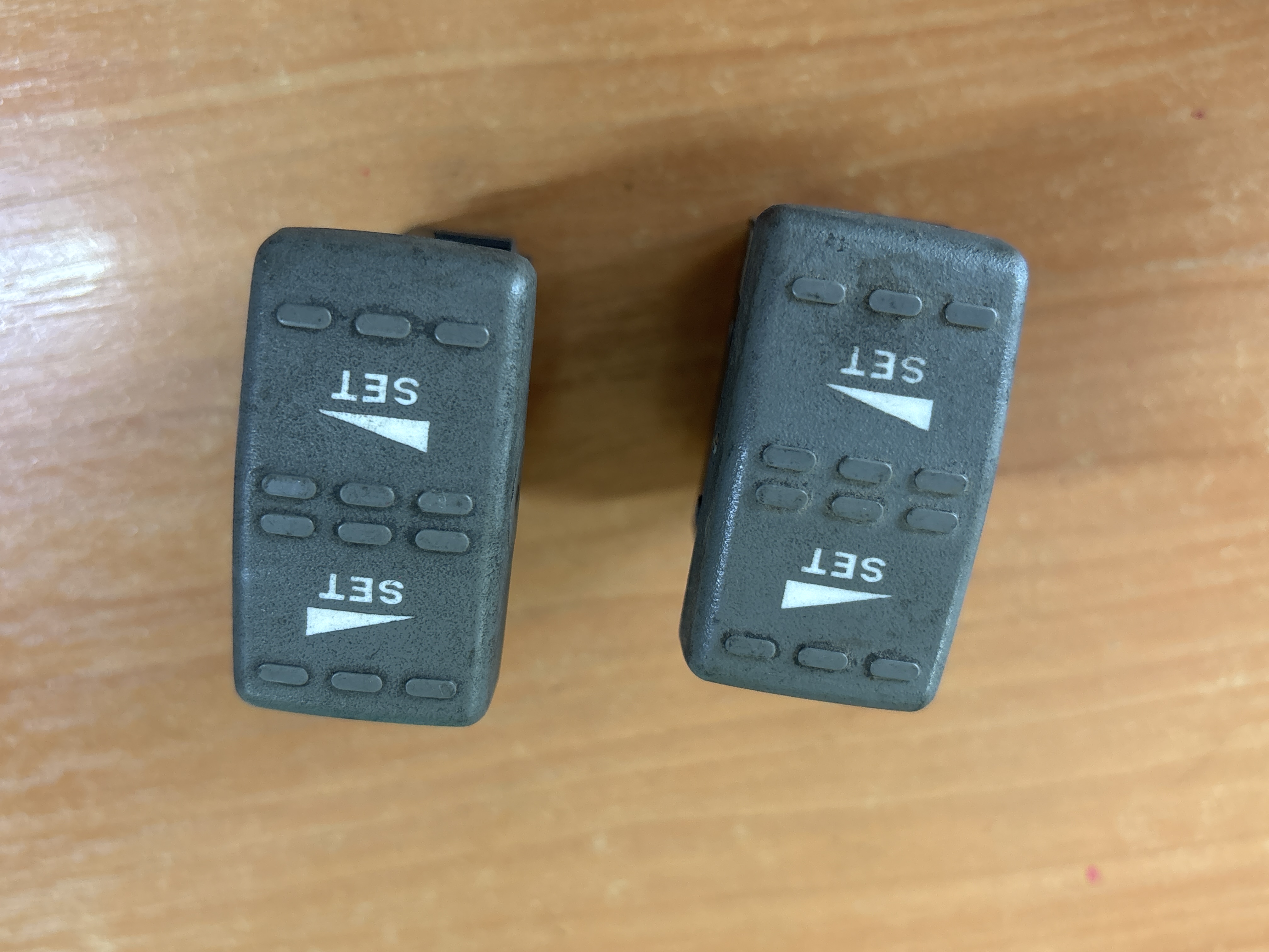 Кнопка многофункциональная Кнопка калибровки шин Ивеко Iveco EuroStar EuroTech 98425248