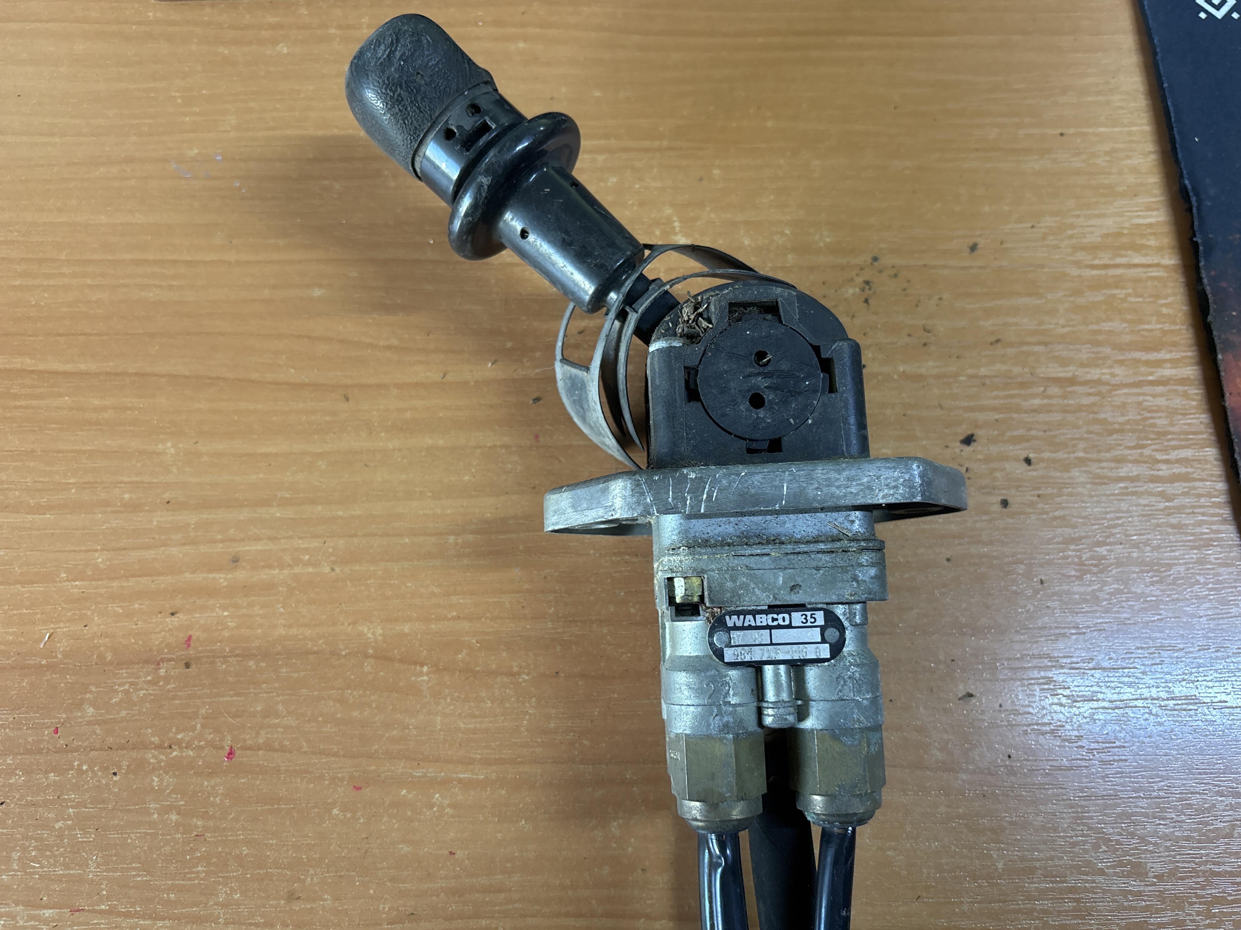Кран ручного тормоза Рено Магнум Renault Magnum Wabco 9617231160